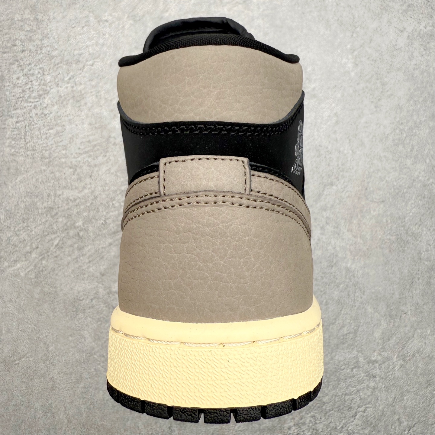 图片[8]-＃K版 Air Jordan AJ1 Mid 中帮 IB7110-002 原厂内置全掌气垫 A模大底 头层小牛皮 鞋舌AJ原厂专用牛津布+AJ专用反口珍珠布+原厂无杂质高弹内里海棉 特殊封边弹力鞋带 全网唯一头层牛皮 原鞋开模 拒绝公底 购置公司同步原材料 原汁原味 忠于原版‼️尺码：36 36.5 37.5 38 38.5 39 40 40.5 41 42 42.5 43 44 44.5 45 46 47.5-选品中心