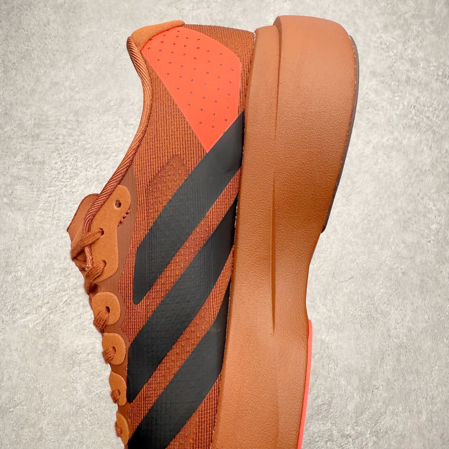 图片[7]-AD Adizero EVO SL 马拉松竞速专业跑鞋 CELERMESH针织网面非常轻薄 纤维间的缝隙很大 可以保证跑步时的透气、排汗效果 鞋舌直接与两侧的内衬和鞋底连接在一起 在跑步过程中不会被鞋舌的左右移动所困扰 在标准鞋带孔的基础上再拓宽一组鞋带孔 适合不同脚型的需求 突破性 EnergyRods 技术，有助于跑者实现更好的成绩 中底独特的LIGHTSTRIKE PRO泡棉材质 微弹感觉在跑步过程中给予了良好的支撑体验 对于顶级精英和高水平进阶跑者来说 ADIOS PRO是一双值得信赖的竞速比赛用鞋 尺码：36 36.5 37.5 38 38.5 39 40 40.5 41 42 42.5 43 44 44.5 45-选品中心