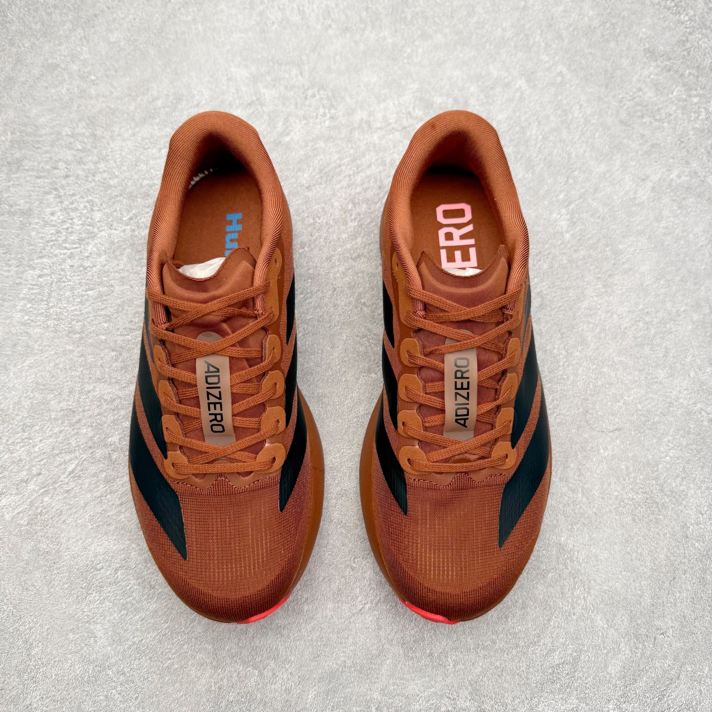 图片[2]-AD Adizero EVO SL 马拉松竞速专业跑鞋 CELERMESH针织网面非常轻薄 纤维间的缝隙很大 可以保证跑步时的透气、排汗效果 鞋舌直接与两侧的内衬和鞋底连接在一起 在跑步过程中不会被鞋舌的左右移动所困扰 在标准鞋带孔的基础上再拓宽一组鞋带孔 适合不同脚型的需求 突破性 EnergyRods 技术，有助于跑者实现更好的成绩 中底独特的LIGHTSTRIKE PRO泡棉材质 微弹感觉在跑步过程中给予了良好的支撑体验 对于顶级精英和高水平进阶跑者来说 ADIOS PRO是一双值得信赖的竞速比赛用鞋 尺码：36 36.5 37.5 38 38.5 39 40 40.5 41 42 42.5 43 44 44.5 45-选品中心