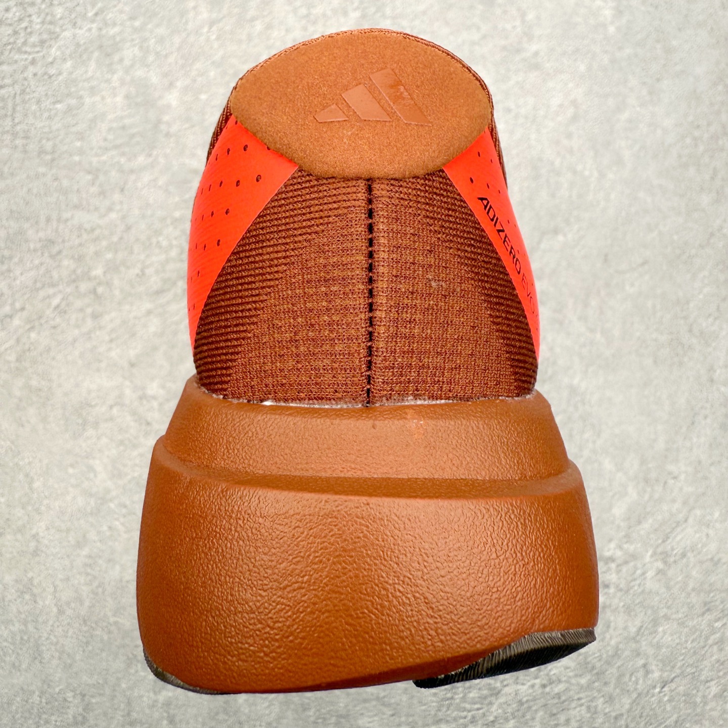 图片[8]-AD Adizero EVO SL 马拉松竞速专业跑鞋 CELERMESH针织网面非常轻薄 纤维间的缝隙很大 可以保证跑步时的透气、排汗效果 鞋舌直接与两侧的内衬和鞋底连接在一起 在跑步过程中不会被鞋舌的左右移动所困扰 在标准鞋带孔的基础上再拓宽一组鞋带孔 适合不同脚型的需求 突破性 EnergyRods 技术，有助于跑者实现更好的成绩 中底独特的LIGHTSTRIKE PRO泡棉材质 微弹感觉在跑步过程中给予了良好的支撑体验 对于顶级精英和高水平进阶跑者来说 ADIOS PRO是一双值得信赖的竞速比赛用鞋 尺码：36 36.5 37.5 38 38.5 39 40 40.5 41 42 42.5 43 44 44.5 45-选品中心