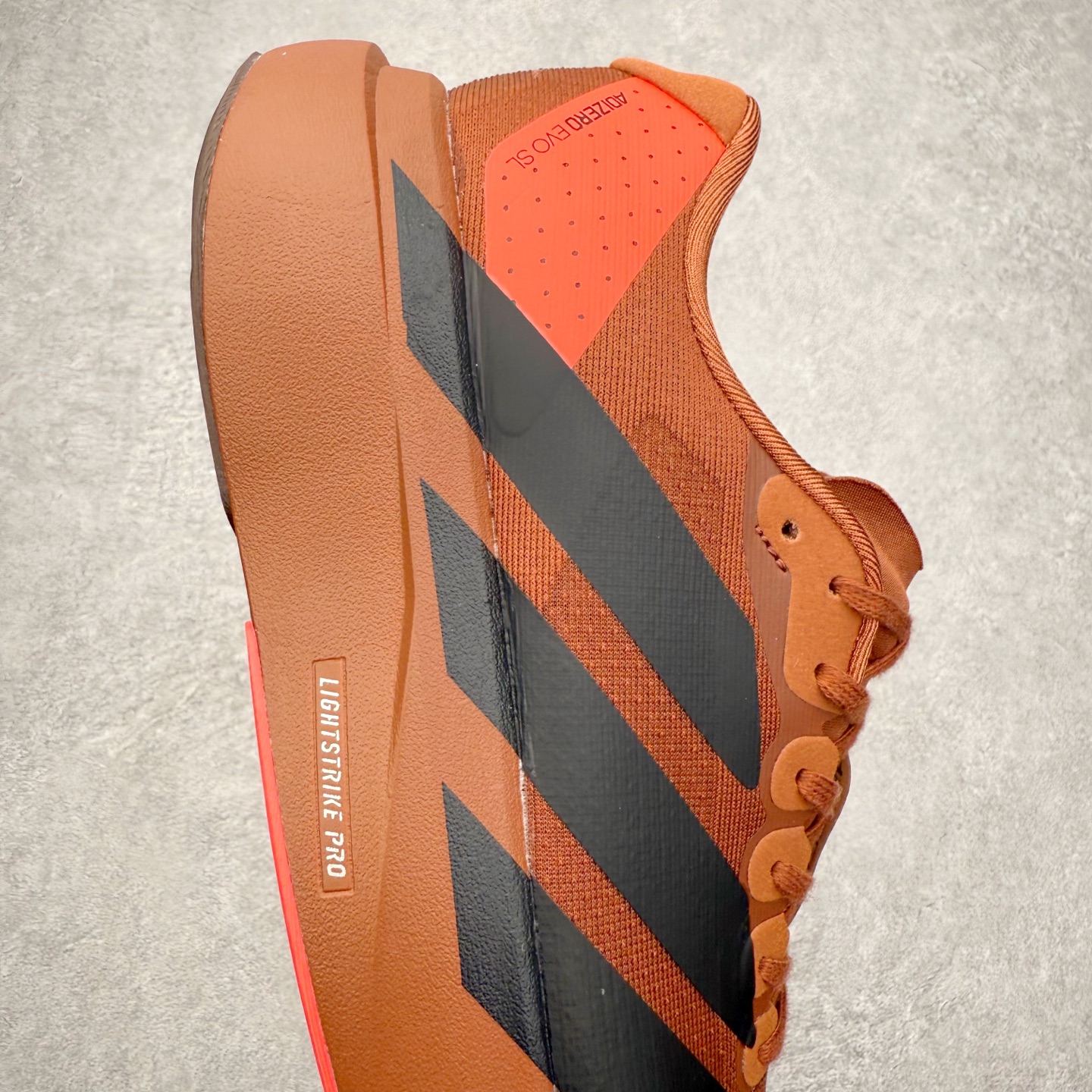 图片[6]-AD Adizero EVO SL 马拉松竞速专业跑鞋 CELERMESH针织网面非常轻薄 纤维间的缝隙很大 可以保证跑步时的透气、排汗效果 鞋舌直接与两侧的内衬和鞋底连接在一起 在跑步过程中不会被鞋舌的左右移动所困扰 在标准鞋带孔的基础上再拓宽一组鞋带孔 适合不同脚型的需求 突破性 EnergyRods 技术，有助于跑者实现更好的成绩 中底独特的LIGHTSTRIKE PRO泡棉材质 微弹感觉在跑步过程中给予了良好的支撑体验 对于顶级精英和高水平进阶跑者来说 ADIOS PRO是一双值得信赖的竞速比赛用鞋 尺码：36 36.5 37.5 38 38.5 39 40 40.5 41 42 42.5 43 44 44.5 45-选品中心