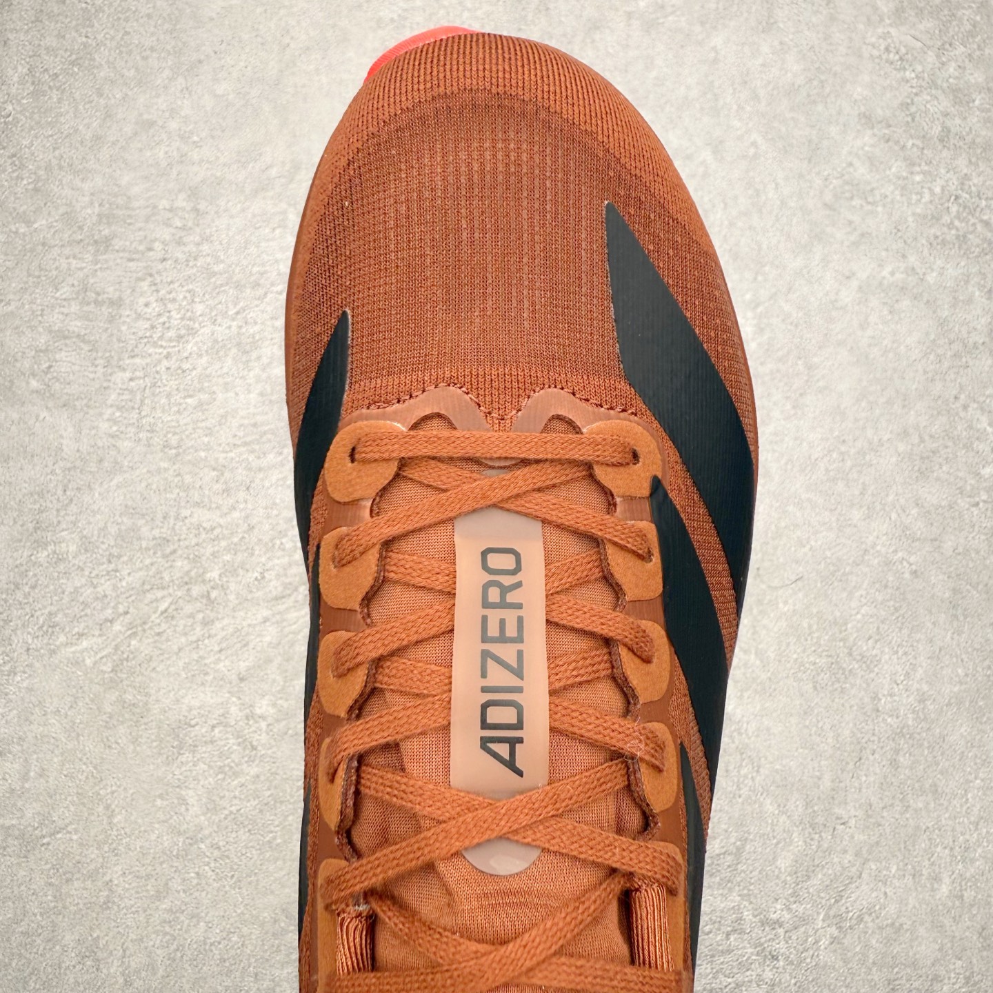 图片[4]-AD Adizero EVO SL 马拉松竞速专业跑鞋 CELERMESH针织网面非常轻薄 纤维间的缝隙很大 可以保证跑步时的透气、排汗效果 鞋舌直接与两侧的内衬和鞋底连接在一起 在跑步过程中不会被鞋舌的左右移动所困扰 在标准鞋带孔的基础上再拓宽一组鞋带孔 适合不同脚型的需求 突破性 EnergyRods 技术，有助于跑者实现更好的成绩 中底独特的LIGHTSTRIKE PRO泡棉材质 微弹感觉在跑步过程中给予了良好的支撑体验 对于顶级精英和高水平进阶跑者来说 ADIOS PRO是一双值得信赖的竞速比赛用鞋 尺码：36 36.5 37.5 38 38.5 39 40 40.5 41 42 42.5 43 44 44.5 45-选品中心