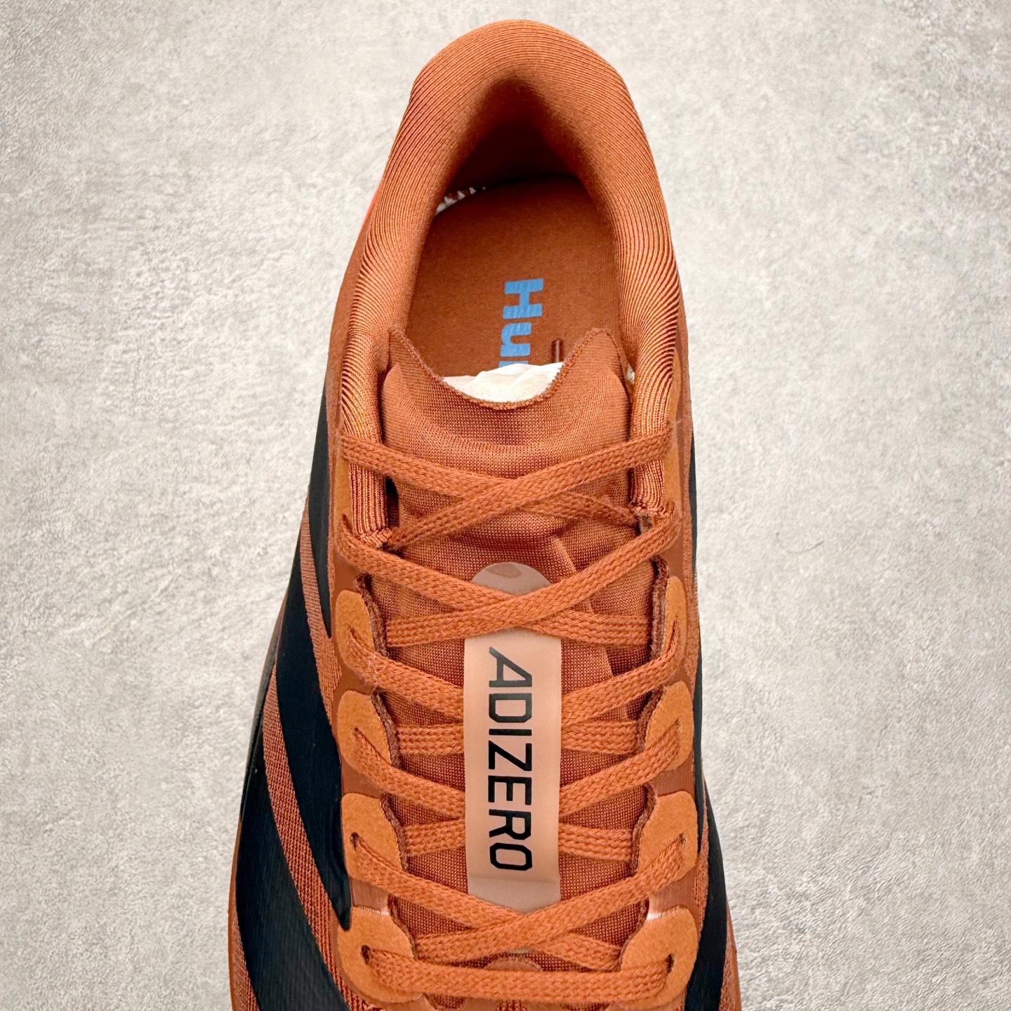 图片[5]-AD Adizero EVO SL 马拉松竞速专业跑鞋 CELERMESH针织网面非常轻薄 纤维间的缝隙很大 可以保证跑步时的透气、排汗效果 鞋舌直接与两侧的内衬和鞋底连接在一起 在跑步过程中不会被鞋舌的左右移动所困扰 在标准鞋带孔的基础上再拓宽一组鞋带孔 适合不同脚型的需求 突破性 EnergyRods 技术，有助于跑者实现更好的成绩 中底独特的LIGHTSTRIKE PRO泡棉材质 微弹感觉在跑步过程中给予了良好的支撑体验 对于顶级精英和高水平进阶跑者来说 ADIOS PRO是一双值得信赖的竞速比赛用鞋 尺码：36 36.5 37.5 38 38.5 39 40 40.5 41 42 42.5 43 44 44.5 45-选品中心