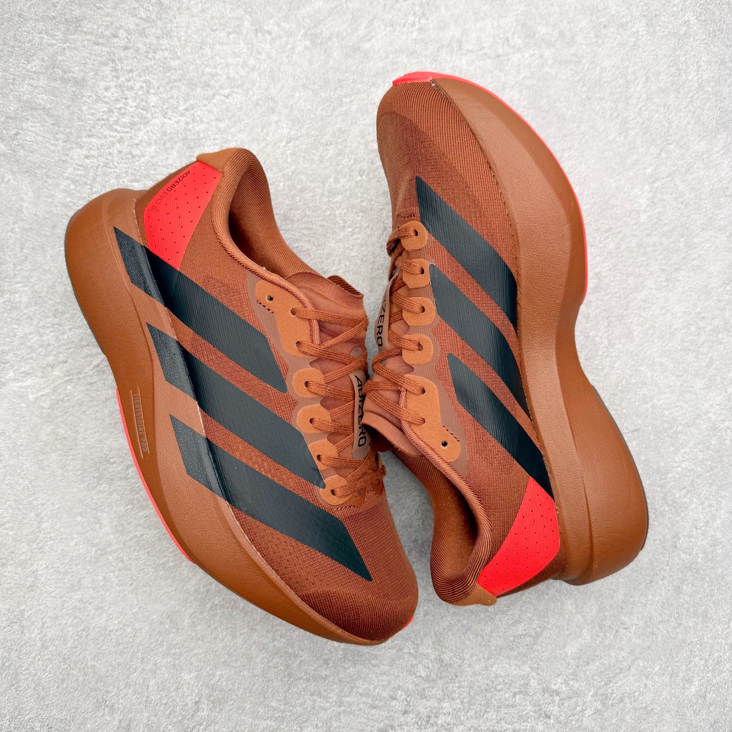 图片[3]-AD Adizero EVO SL 马拉松竞速专业跑鞋 CELERMESH针织网面非常轻薄 纤维间的缝隙很大 可以保证跑步时的透气、排汗效果 鞋舌直接与两侧的内衬和鞋底连接在一起 在跑步过程中不会被鞋舌的左右移动所困扰 在标准鞋带孔的基础上再拓宽一组鞋带孔 适合不同脚型的需求 突破性 EnergyRods 技术，有助于跑者实现更好的成绩 中底独特的LIGHTSTRIKE PRO泡棉材质 微弹感觉在跑步过程中给予了良好的支撑体验 对于顶级精英和高水平进阶跑者来说 ADIOS PRO是一双值得信赖的竞速比赛用鞋 尺码：36 36.5 37.5 38 38.5 39 40 40.5 41 42 42.5 43 44 44.5 45-选品中心