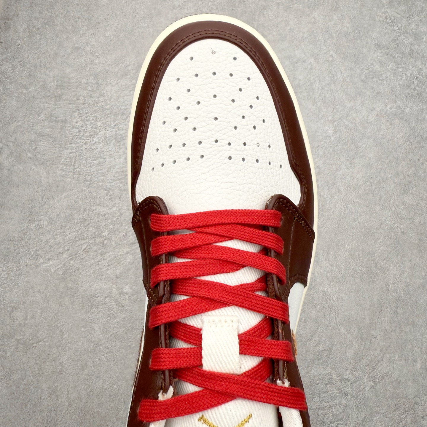 图片[4]-Air Jordan AJ1 Low OG 低帮 IQ5321-121 全新流水线出品 DT版本唯一平替选择 市场第二梯队最强版 全部原鞋开发 原楦原纸板开发 全鞋电脑针车 原厂内置全掌气垫 原盒内在原标 唯一Zp原版鞋带绑法 免检产品 全新2022版型 全头层皮料 完美零毛边处理 原厂配置全掌气垫 价格定位良心 几十个配色陆续出货 实拍调校N版已经零色差零失真 百分百还原实物色彩所见即所得 不存在货不对板色差等低级问题 选购参考实物拍摄 不混卖不参货 只用心做好货严格选品 承诺混一赔十 尺码：36 36.5 37.5 38 38.5 39 40 40.5 41 42 42.5 43 44 44.5 45-选品中心