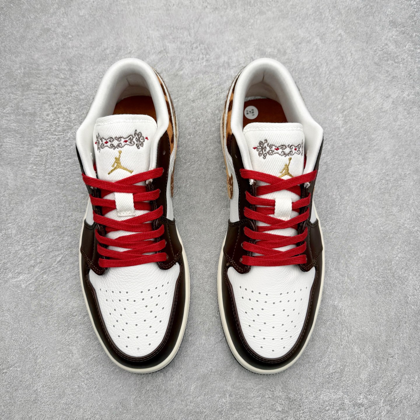 图片[2]-Air Jordan AJ1 Low OG 低帮 IQ5321-121 全新流水线出品 DT版本唯一平替选择 市场第二梯队最强版 全部原鞋开发 原楦原纸板开发 全鞋电脑针车 原厂内置全掌气垫 原盒内在原标 唯一Zp原版鞋带绑法 免检产品 全新2022版型 全头层皮料 完美零毛边处理 原厂配置全掌气垫 价格定位良心 几十个配色陆续出货 实拍调校N版已经零色差零失真 百分百还原实物色彩所见即所得 不存在货不对板色差等低级问题 选购参考实物拍摄 不混卖不参货 只用心做好货严格选品 承诺混一赔十 尺码：36 36.5 37.5 38 38.5 39 40 40.5 41 42 42.5 43 44 44.5 45-选品中心