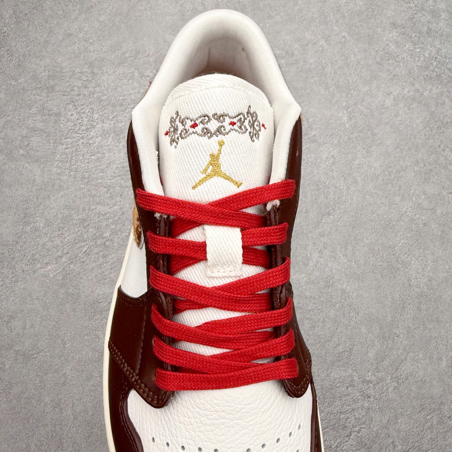 图片[5]-Air Jordan AJ1 Low OG 低帮 IQ5321-121 全新流水线出品 DT版本唯一平替选择 市场第二梯队最强版 全部原鞋开发 原楦原纸板开发 全鞋电脑针车 原厂内置全掌气垫 原盒内在原标 唯一Zp原版鞋带绑法 免检产品 全新2022版型 全头层皮料 完美零毛边处理 原厂配置全掌气垫 价格定位良心 几十个配色陆续出货 实拍调校N版已经零色差零失真 百分百还原实物色彩所见即所得 不存在货不对板色差等低级问题 选购参考实物拍摄 不混卖不参货 只用心做好货严格选品 承诺混一赔十 尺码：36 36.5 37.5 38 38.5 39 40 40.5 41 42 42.5 43 44 44.5 45-选品中心