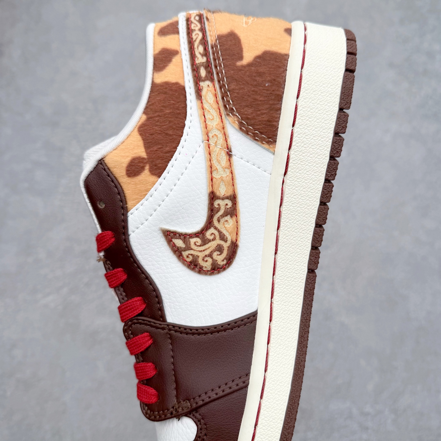 图片[7]-Air Jordan AJ1 Low OG 低帮 IQ5321-121 全新流水线出品 DT版本唯一平替选择 市场第二梯队最强版 全部原鞋开发 原楦原纸板开发 全鞋电脑针车 原厂内置全掌气垫 原盒内在原标 唯一Zp原版鞋带绑法 免检产品 全新2022版型 全头层皮料 完美零毛边处理 原厂配置全掌气垫 价格定位良心 几十个配色陆续出货 实拍调校N版已经零色差零失真 百分百还原实物色彩所见即所得 不存在货不对板色差等低级问题 选购参考实物拍摄 不混卖不参货 只用心做好货严格选品 承诺混一赔十 尺码：36 36.5 37.5 38 38.5 39 40 40.5 41 42 42.5 43 44 44.5 45-选品中心