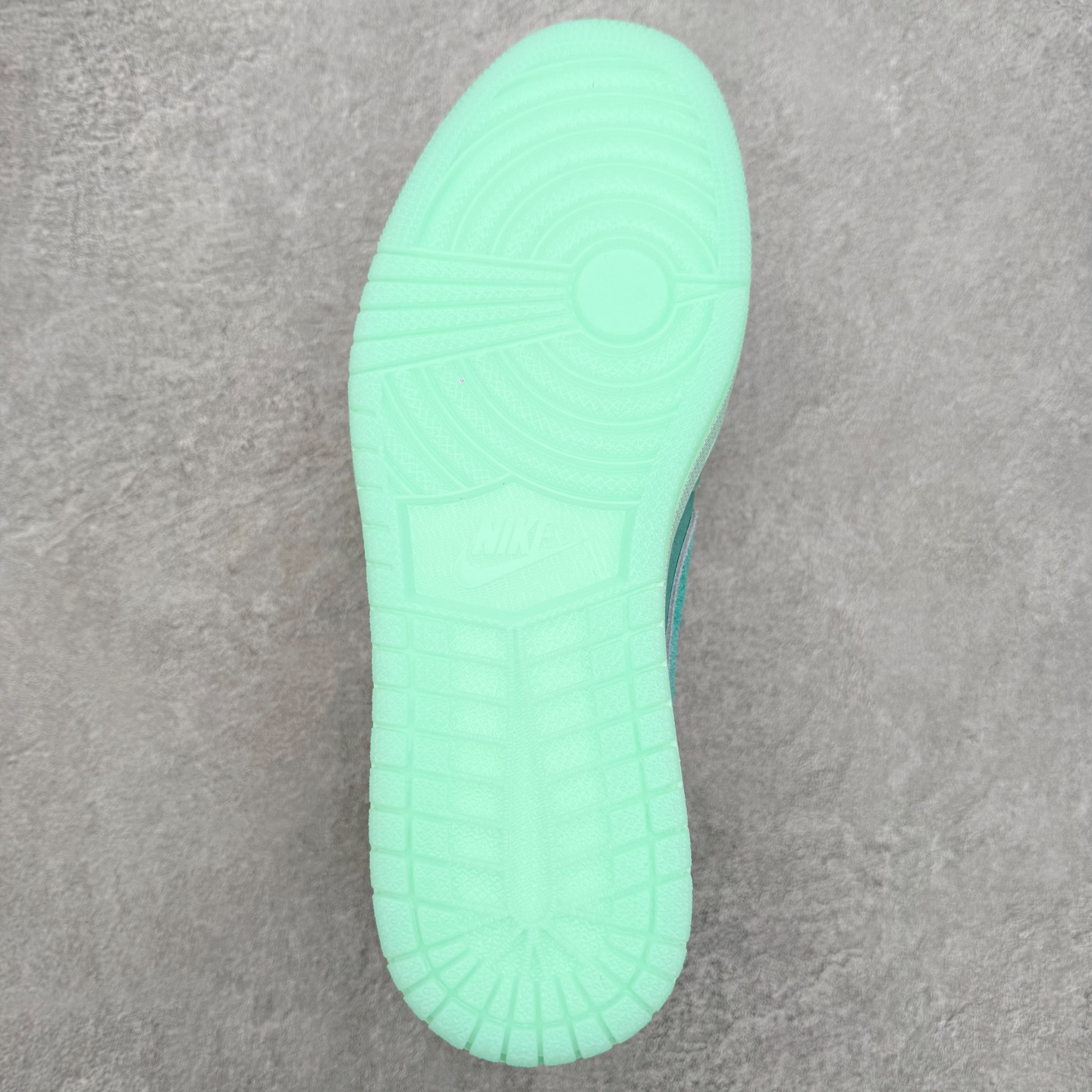 图片[9]-Air Jordan AJ1 Low OG 低帮 HQ8111-300 全新流水线出品 DT版本唯一平替选择 市场第二梯队最强版 全部原鞋开发 原楦原纸板开发 全鞋电脑针车 原厂内置全掌气垫 原盒内在原标 唯一Zp原版鞋带绑法 免检产品 全新2022版型 全头层皮料 完美零毛边处理 原厂配置全掌气垫 价格定位良心 几十个配色陆续出货 实拍调校N版已经零色差零失真 百分百还原实物色彩所见即所得 不存在货不对板色差等低级问题 选购参考实物拍摄 不混卖不参货 只用心做好货严格选品 承诺混一赔十 尺码：36 36.5 37.5 38 38.5 39 40 40.5 41 42 42.5 43 44 44.5 45-选品中心