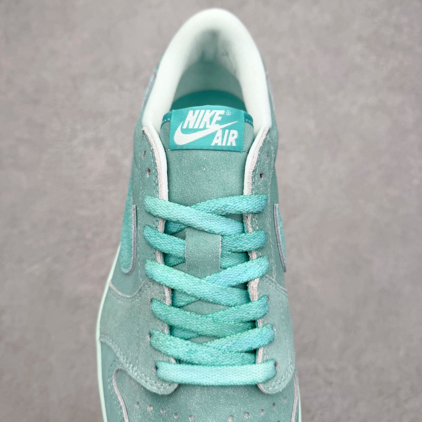 图片[5]-Air Jordan AJ1 Low OG 低帮 HQ8111-300 全新流水线出品 DT版本唯一平替选择 市场第二梯队最强版 全部原鞋开发 原楦原纸板开发 全鞋电脑针车 原厂内置全掌气垫 原盒内在原标 唯一Zp原版鞋带绑法 免检产品 全新2022版型 全头层皮料 完美零毛边处理 原厂配置全掌气垫 价格定位良心 几十个配色陆续出货 实拍调校N版已经零色差零失真 百分百还原实物色彩所见即所得 不存在货不对板色差等低级问题 选购参考实物拍摄 不混卖不参货 只用心做好货严格选品 承诺混一赔十 尺码：36 36.5 37.5 38 38.5 39 40 40.5 41 42 42.5 43 44 44.5 45-选品中心