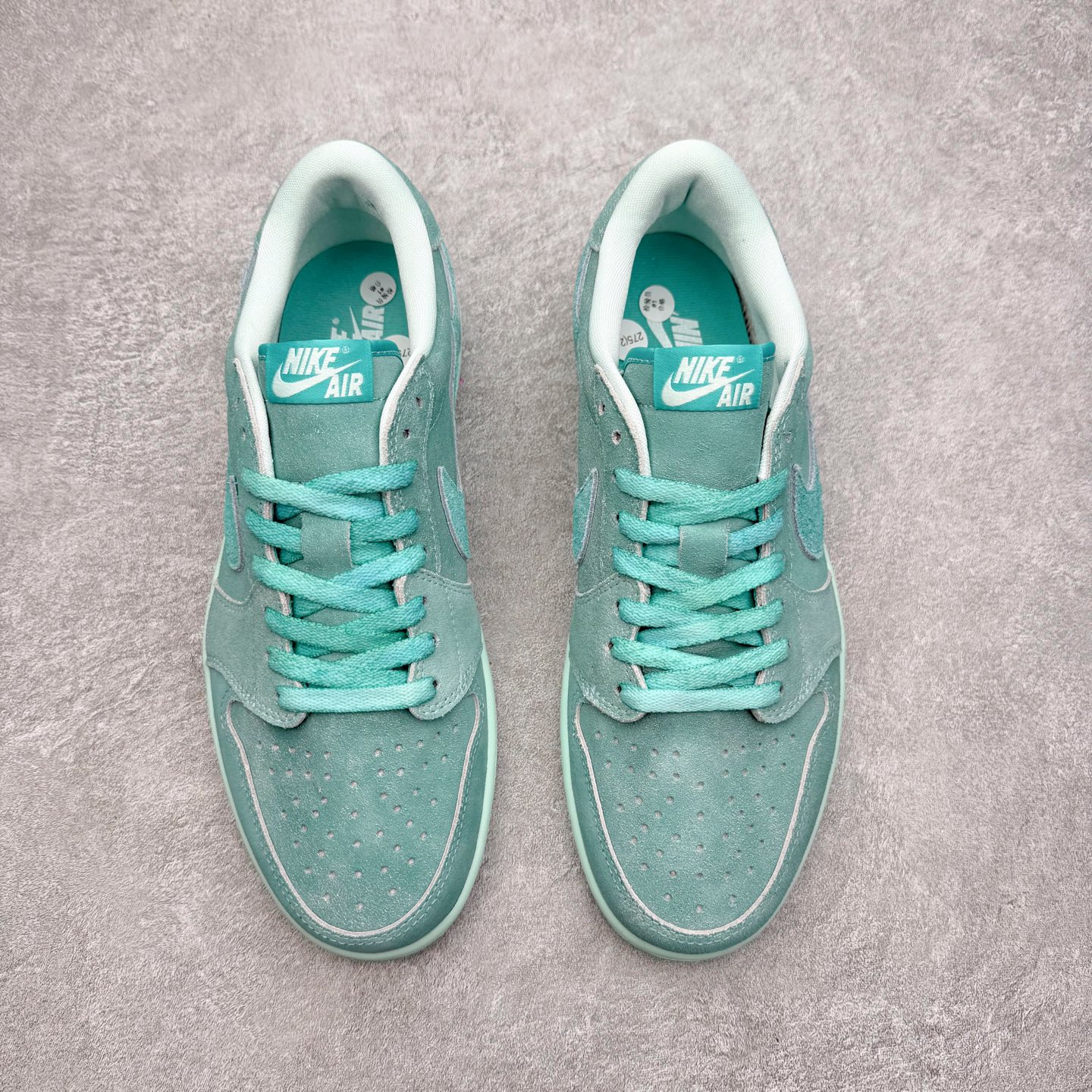 图片[2]-Air Jordan AJ1 Low OG 低帮 HQ8111-300 全新流水线出品 DT版本唯一平替选择 市场第二梯队最强版 全部原鞋开发 原楦原纸板开发 全鞋电脑针车 原厂内置全掌气垫 原盒内在原标 唯一Zp原版鞋带绑法 免检产品 全新2022版型 全头层皮料 完美零毛边处理 原厂配置全掌气垫 价格定位良心 几十个配色陆续出货 实拍调校N版已经零色差零失真 百分百还原实物色彩所见即所得 不存在货不对板色差等低级问题 选购参考实物拍摄 不混卖不参货 只用心做好货严格选品 承诺混一赔十 尺码：36 36.5 37.5 38 38.5 39 40 40.5 41 42 42.5 43 44 44.5 45-选品中心