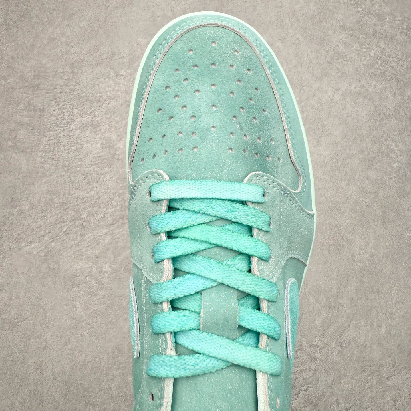 图片[4]-Air Jordan AJ1 Low OG 低帮 HQ8111-300 全新流水线出品 DT版本唯一平替选择 市场第二梯队最强版 全部原鞋开发 原楦原纸板开发 全鞋电脑针车 原厂内置全掌气垫 原盒内在原标 唯一Zp原版鞋带绑法 免检产品 全新2022版型 全头层皮料 完美零毛边处理 原厂配置全掌气垫 价格定位良心 几十个配色陆续出货 实拍调校N版已经零色差零失真 百分百还原实物色彩所见即所得 不存在货不对板色差等低级问题 选购参考实物拍摄 不混卖不参货 只用心做好货严格选品 承诺混一赔十 尺码：36 36.5 37.5 38 38.5 39 40 40.5 41 42 42.5 43 44 44.5 45-选品中心