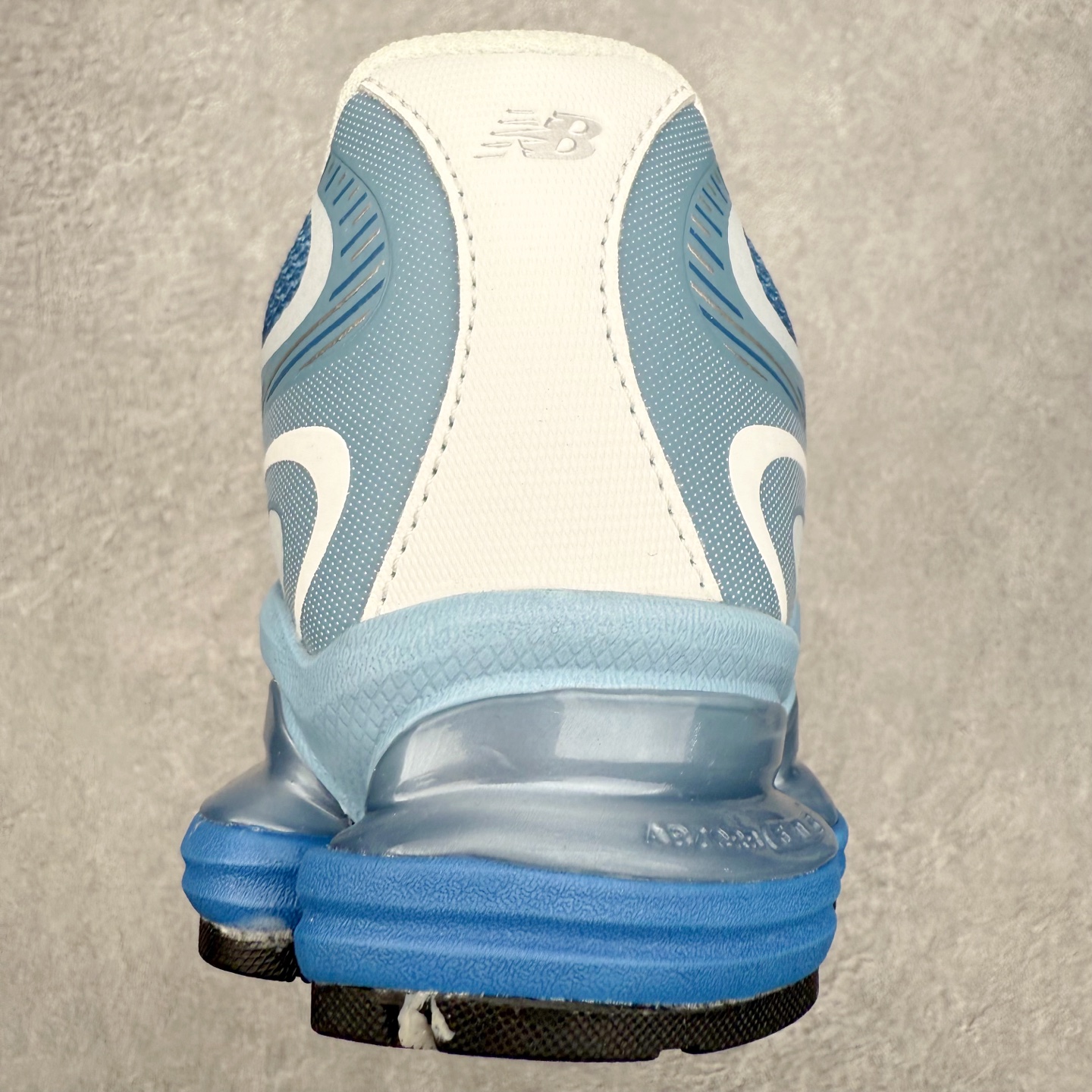 图片[8]-New Balance NB2000 舒适百搭防滑耐磨低帮 休闲跑步鞋 New Balance 在近两年的球鞋市场屡出奇招，在经典鞋型保持进一步增长的同时，推出的每一款新鞋型也都有傲人的战绩。在 327、9060 等鞋型获得成功之后，今天 New Balance 家族又迎来了新鲜血液的注入。这双 New Balance 2000 依然是融合了新旧元素的跑鞋造型，命名为 2000，或许是它的设计理念有着 Y2K 的血统。最大的亮点，在于这双鞋的中底。外侧以五个 ABZORB 单元，带来极具辨识度和冲击力的视觉效果，让这双鞋在外观和脚感方面都颇具吸引力。尺码：36 37 37.5 38 38.5 39 40 40.5 41 42 42.5 43 44 45 46-选品中心