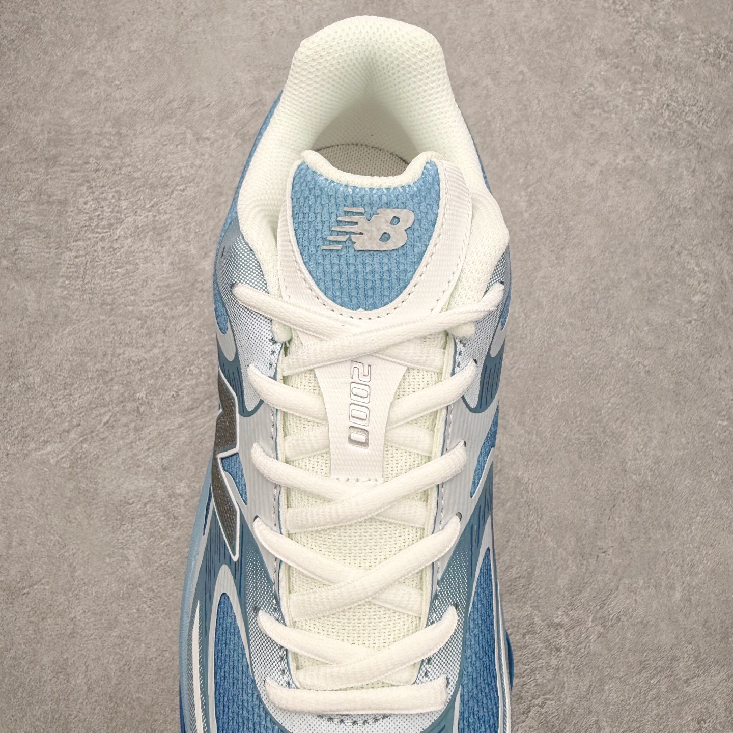 图片[5]-New Balance NB2000 舒适百搭防滑耐磨低帮 休闲跑步鞋 New Balance 在近两年的球鞋市场屡出奇招，在经典鞋型保持进一步增长的同时，推出的每一款新鞋型也都有傲人的战绩。在 327、9060 等鞋型获得成功之后，今天 New Balance 家族又迎来了新鲜血液的注入。这双 New Balance 2000 依然是融合了新旧元素的跑鞋造型，命名为 2000，或许是它的设计理念有着 Y2K 的血统。最大的亮点，在于这双鞋的中底。外侧以五个 ABZORB 单元，带来极具辨识度和冲击力的视觉效果，让这双鞋在外观和脚感方面都颇具吸引力。尺码：36 37 37.5 38 38.5 39 40 40.5 41 42 42.5 43 44 45 46-选品中心