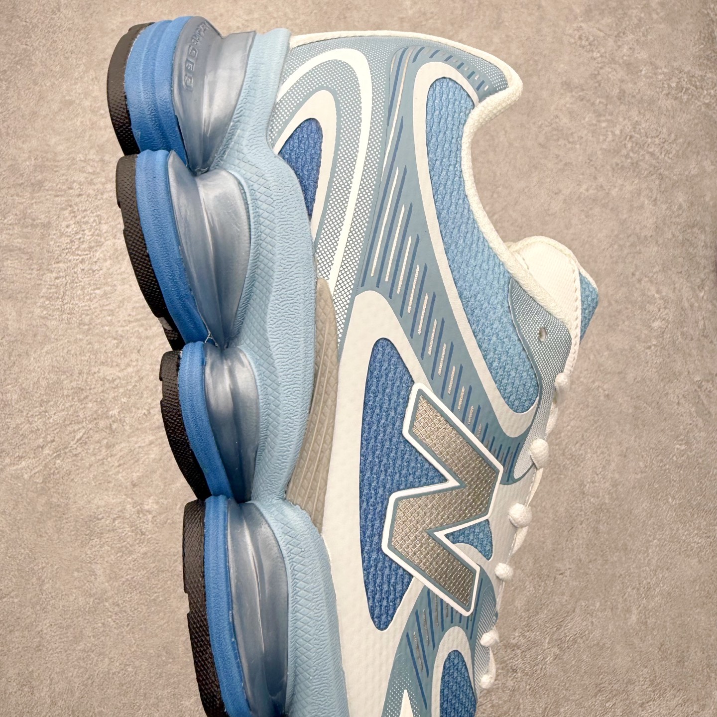 图片[6]-New Balance NB2000 舒适百搭防滑耐磨低帮 休闲跑步鞋 New Balance 在近两年的球鞋市场屡出奇招，在经典鞋型保持进一步增长的同时，推出的每一款新鞋型也都有傲人的战绩。在 327、9060 等鞋型获得成功之后，今天 New Balance 家族又迎来了新鲜血液的注入。这双 New Balance 2000 依然是融合了新旧元素的跑鞋造型，命名为 2000，或许是它的设计理念有着 Y2K 的血统。最大的亮点，在于这双鞋的中底。外侧以五个 ABZORB 单元，带来极具辨识度和冲击力的视觉效果，让这双鞋在外观和脚感方面都颇具吸引力。尺码：36 37 37.5 38 38.5 39 40 40.5 41 42 42.5 43 44 45 46-选品中心