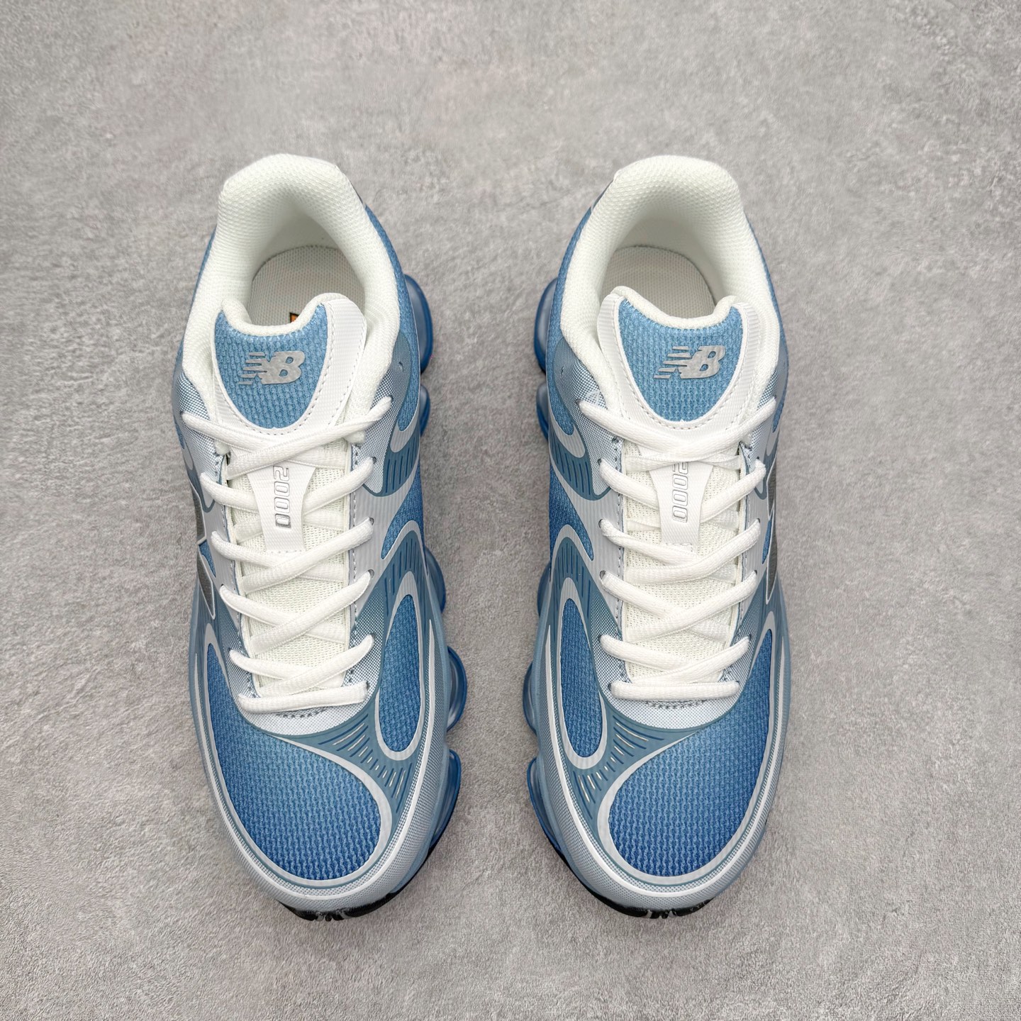 图片[2]-New Balance NB2000 舒适百搭防滑耐磨低帮 休闲跑步鞋 New Balance 在近两年的球鞋市场屡出奇招，在经典鞋型保持进一步增长的同时，推出的每一款新鞋型也都有傲人的战绩。在 327、9060 等鞋型获得成功之后，今天 New Balance 家族又迎来了新鲜血液的注入。这双 New Balance 2000 依然是融合了新旧元素的跑鞋造型，命名为 2000，或许是它的设计理念有着 Y2K 的血统。最大的亮点，在于这双鞋的中底。外侧以五个 ABZORB 单元，带来极具辨识度和冲击力的视觉效果，让这双鞋在外观和脚感方面都颇具吸引力。尺码：36 37 37.5 38 38.5 39 40 40.5 41 42 42.5 43 44 45 46-选品中心