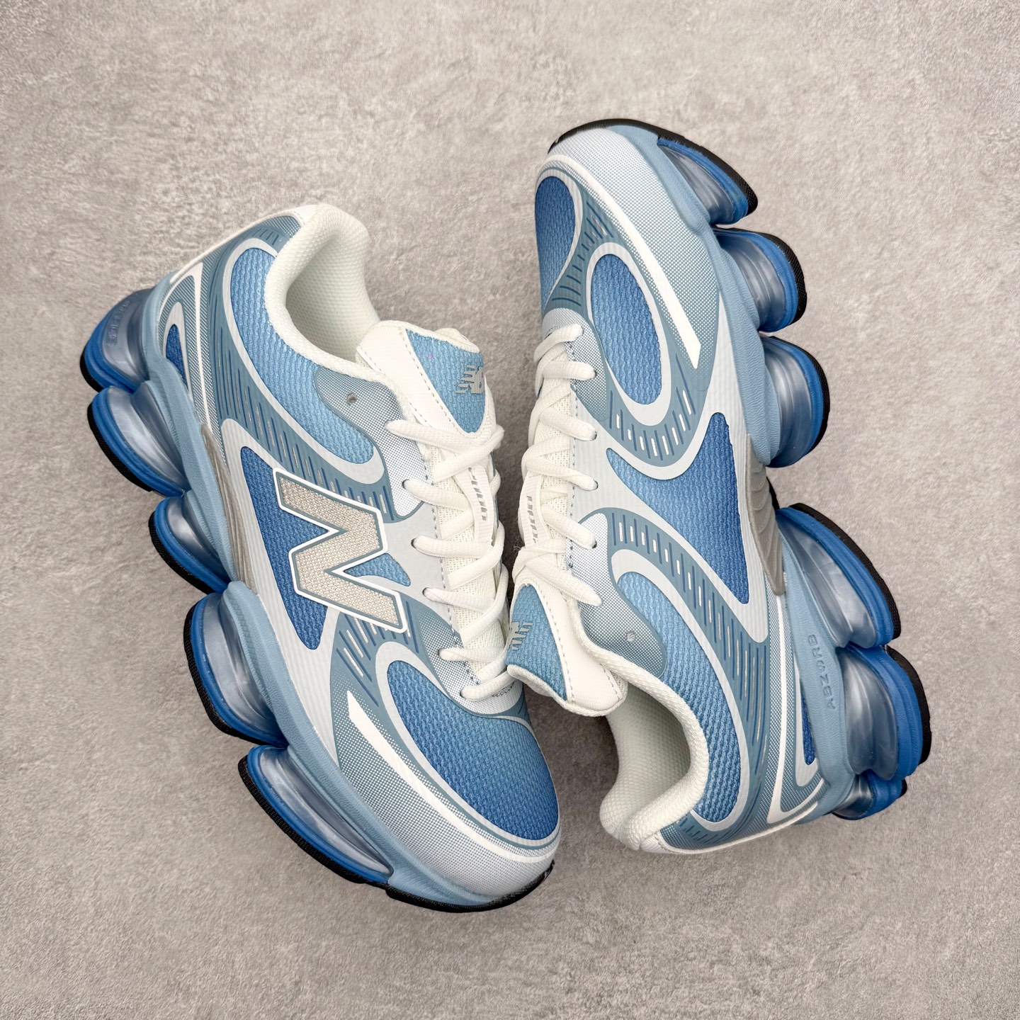 图片[3]-New Balance NB2000 舒适百搭防滑耐磨低帮 休闲跑步鞋 New Balance 在近两年的球鞋市场屡出奇招，在经典鞋型保持进一步增长的同时，推出的每一款新鞋型也都有傲人的战绩。在 327、9060 等鞋型获得成功之后，今天 New Balance 家族又迎来了新鲜血液的注入。这双 New Balance 2000 依然是融合了新旧元素的跑鞋造型，命名为 2000，或许是它的设计理念有着 Y2K 的血统。最大的亮点，在于这双鞋的中底。外侧以五个 ABZORB 单元，带来极具辨识度和冲击力的视觉效果，让这双鞋在外观和脚感方面都颇具吸引力。尺码：36 37 37.5 38 38.5 39 40 40.5 41 42 42.5 43 44 45 46-选品中心