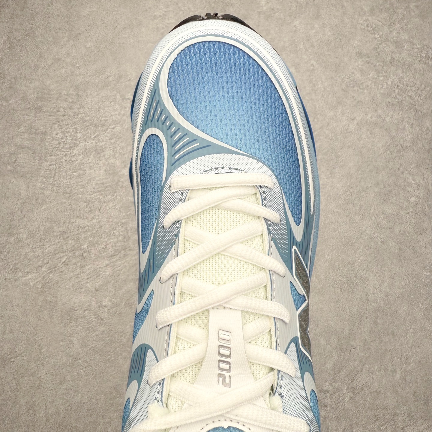 图片[4]-New Balance NB2000 舒适百搭防滑耐磨低帮 休闲跑步鞋 New Balance 在近两年的球鞋市场屡出奇招，在经典鞋型保持进一步增长的同时，推出的每一款新鞋型也都有傲人的战绩。在 327、9060 等鞋型获得成功之后，今天 New Balance 家族又迎来了新鲜血液的注入。这双 New Balance 2000 依然是融合了新旧元素的跑鞋造型，命名为 2000，或许是它的设计理念有着 Y2K 的血统。最大的亮点，在于这双鞋的中底。外侧以五个 ABZORB 单元，带来极具辨识度和冲击力的视觉效果，让这双鞋在外观和脚感方面都颇具吸引力。尺码：36 37 37.5 38 38.5 39 40 40.5 41 42 42.5 43 44 45 46-选品中心