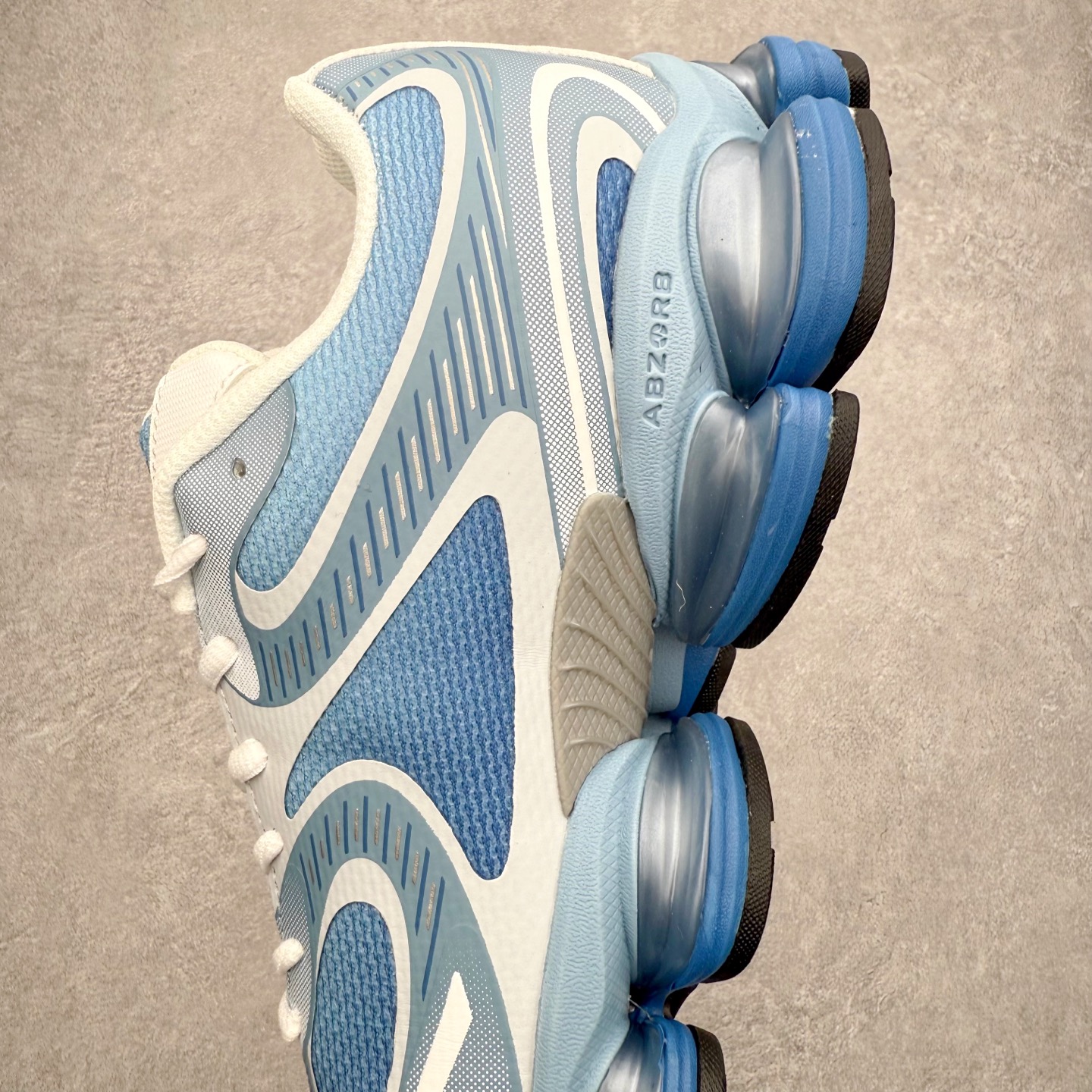 图片[7]-New Balance NB2000 舒适百搭防滑耐磨低帮 休闲跑步鞋 New Balance 在近两年的球鞋市场屡出奇招，在经典鞋型保持进一步增长的同时，推出的每一款新鞋型也都有傲人的战绩。在 327、9060 等鞋型获得成功之后，今天 New Balance 家族又迎来了新鲜血液的注入。这双 New Balance 2000 依然是融合了新旧元素的跑鞋造型，命名为 2000，或许是它的设计理念有着 Y2K 的血统。最大的亮点，在于这双鞋的中底。外侧以五个 ABZORB 单元，带来极具辨识度和冲击力的视觉效果，让这双鞋在外观和脚感方面都颇具吸引力。尺码：36 37 37.5 38 38.5 39 40 40.5 41 42 42.5 43 44 45 46-选品中心