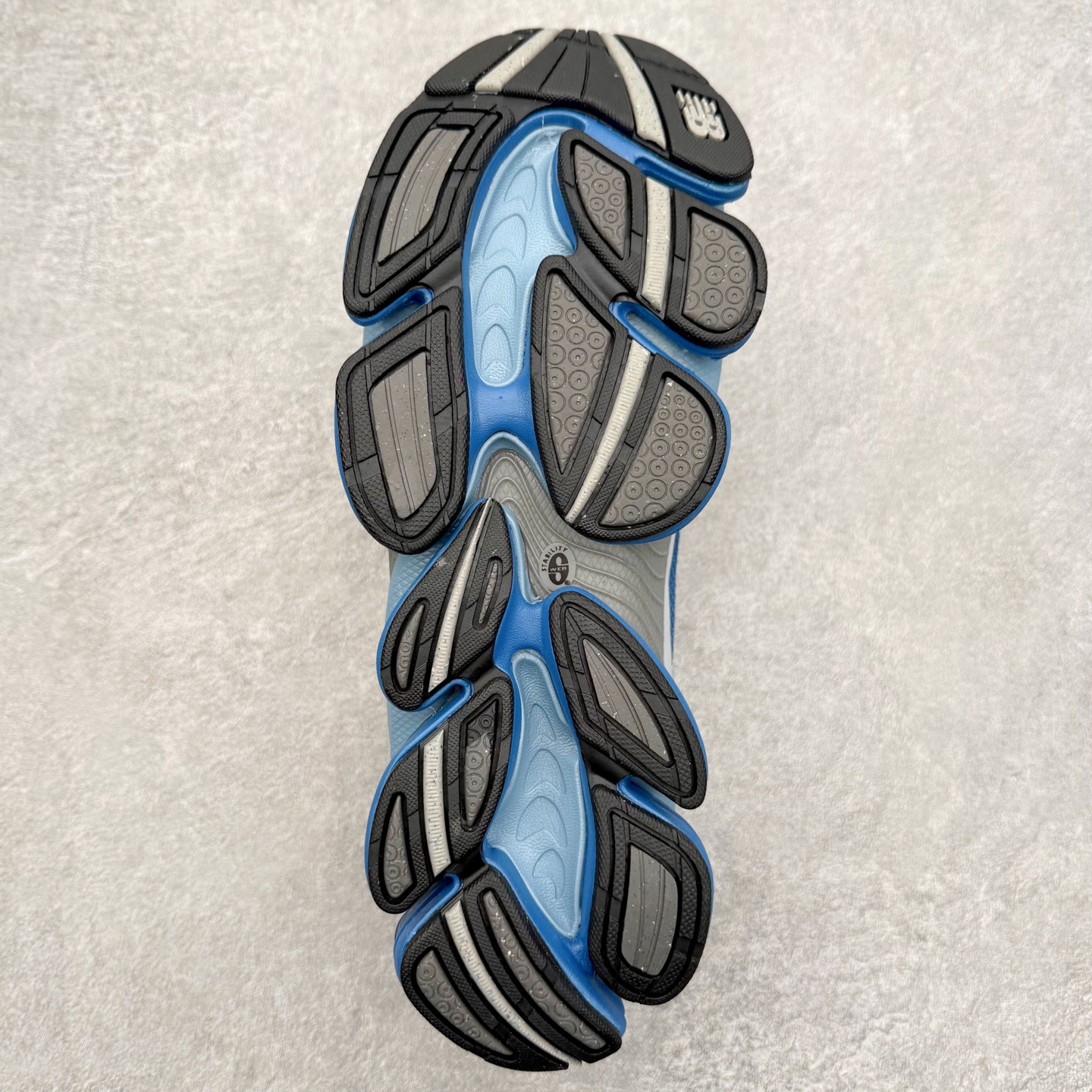 图片[9]-New Balance NB2000 舒适百搭防滑耐磨低帮 休闲跑步鞋 New Balance 在近两年的球鞋市场屡出奇招，在经典鞋型保持进一步增长的同时，推出的每一款新鞋型也都有傲人的战绩。在 327、9060 等鞋型获得成功之后，今天 New Balance 家族又迎来了新鲜血液的注入。这双 New Balance 2000 依然是融合了新旧元素的跑鞋造型，命名为 2000，或许是它的设计理念有着 Y2K 的血统。最大的亮点，在于这双鞋的中底。外侧以五个 ABZORB 单元，带来极具辨识度和冲击力的视觉效果，让这双鞋在外观和脚感方面都颇具吸引力。尺码：36 37 37.5 38 38.5 39 40 40.5 41 42 42.5 43 44 45 46-选品中心