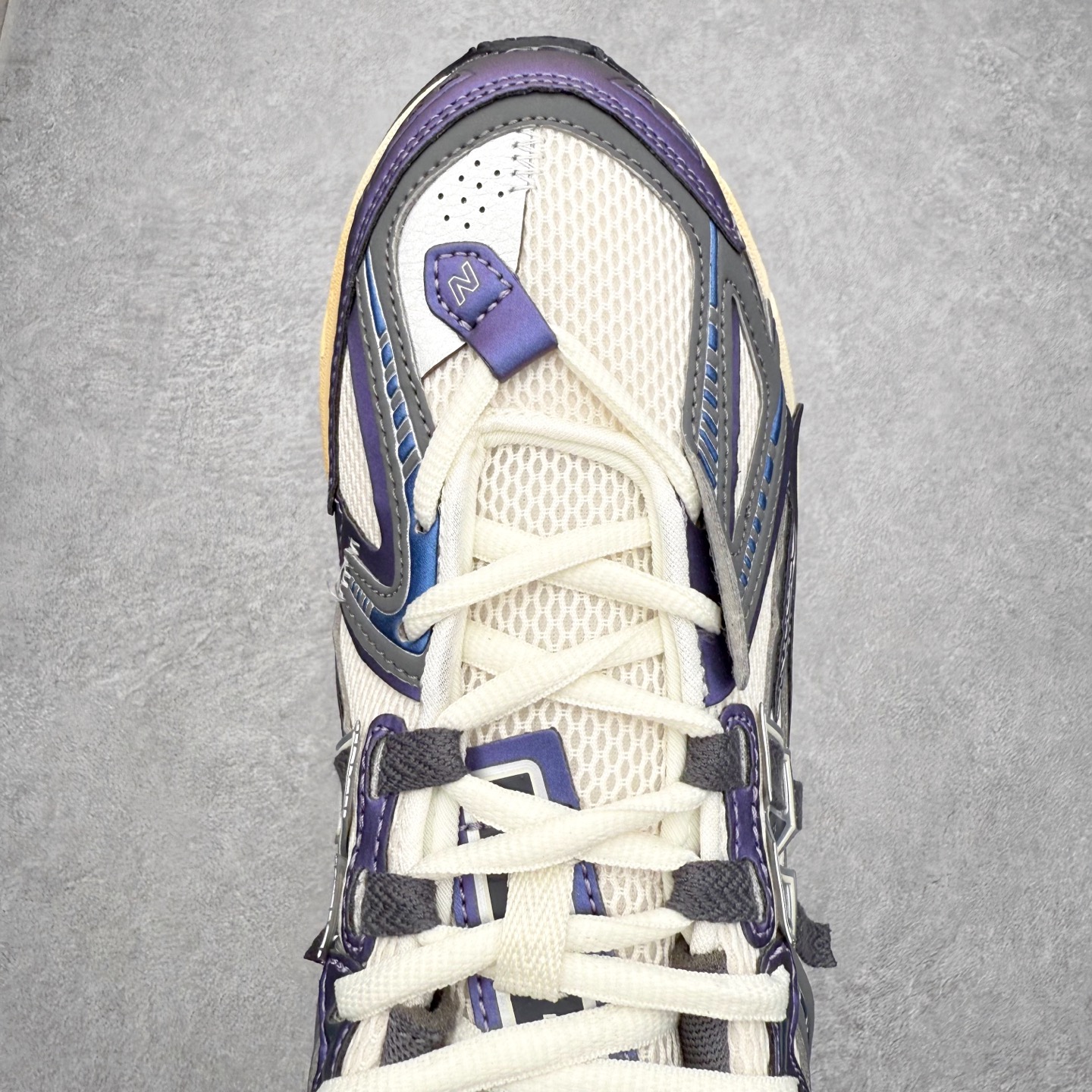 图片[4]-New Balance M1906R NB新百伦系列复古老爹风休闲运动慢跑鞋 日韩出口特供订单 全网最全配色 配套商长期套现长期补货 全新货品 正常出厂触屏不到的单价 超级跑量款 全套原楦原纸板原厂数据开发 进口三明治网面 原装进口翻毛皮料正确绒感卡色 正确中底拉帮中底网布细节 采用轻质牛剖革拼接透气网眼衬垫织物鞋面材质 T-Beam大底提供足步弓支撑 保持步态稳定 后跟搭载外露缓震胶 鞋身整体以各种深浅不一的灰色覆盖 鞋头以淡蓝色调装饰 网眼衬垫通过不规律的色块实现做旧的美感 泛黄的鞋底更是进一步增添了复古气息 尺码：36 37 37.5 38 38.5 39.5 40 40.5 41.5 42 42.5 43 44 45-选品中心