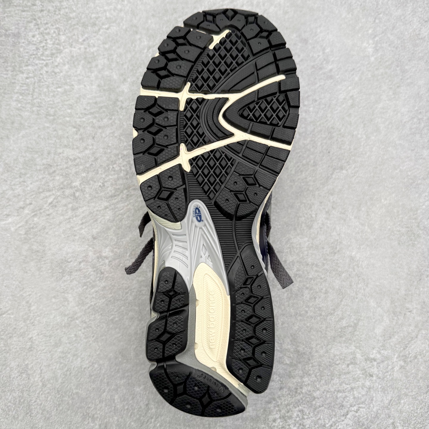 图片[9]-New Balance M1906R NB新百伦系列复古老爹风休闲运动慢跑鞋 日韩出口特供订单 全网最全配色 配套商长期套现长期补货 全新货品 正常出厂触屏不到的单价 超级跑量款 全套原楦原纸板原厂数据开发 进口三明治网面 原装进口翻毛皮料正确绒感卡色 正确中底拉帮中底网布细节 采用轻质牛剖革拼接透气网眼衬垫织物鞋面材质 T-Beam大底提供足步弓支撑 保持步态稳定 后跟搭载外露缓震胶 鞋身整体以各种深浅不一的灰色覆盖 鞋头以淡蓝色调装饰 网眼衬垫通过不规律的色块实现做旧的美感 泛黄的鞋底更是进一步增添了复古气息 尺码：36 37 37.5 38 38.5 39.5 40 40.5 41.5 42 42.5 43 44 45-选品中心