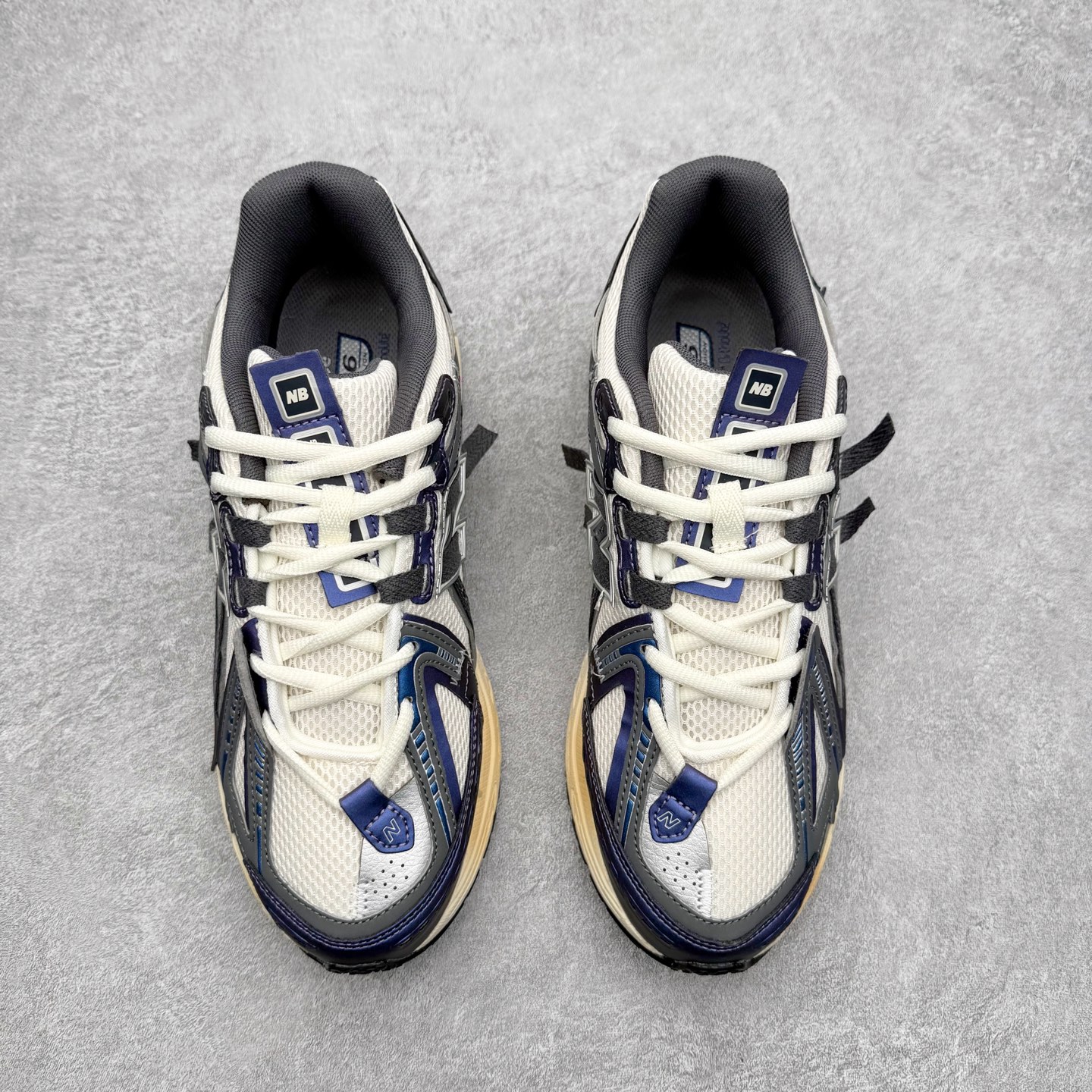 图片[2]-New Balance M1906R NB新百伦系列复古老爹风休闲运动慢跑鞋 日韩出口特供订单 全网最全配色 配套商长期套现长期补货 全新货品 正常出厂触屏不到的单价 超级跑量款 全套原楦原纸板原厂数据开发 进口三明治网面 原装进口翻毛皮料正确绒感卡色 正确中底拉帮中底网布细节 采用轻质牛剖革拼接透气网眼衬垫织物鞋面材质 T-Beam大底提供足步弓支撑 保持步态稳定 后跟搭载外露缓震胶 鞋身整体以各种深浅不一的灰色覆盖 鞋头以淡蓝色调装饰 网眼衬垫通过不规律的色块实现做旧的美感 泛黄的鞋底更是进一步增添了复古气息 尺码：36 37 37.5 38 38.5 39.5 40 40.5 41.5 42 42.5 43 44 45-选品中心