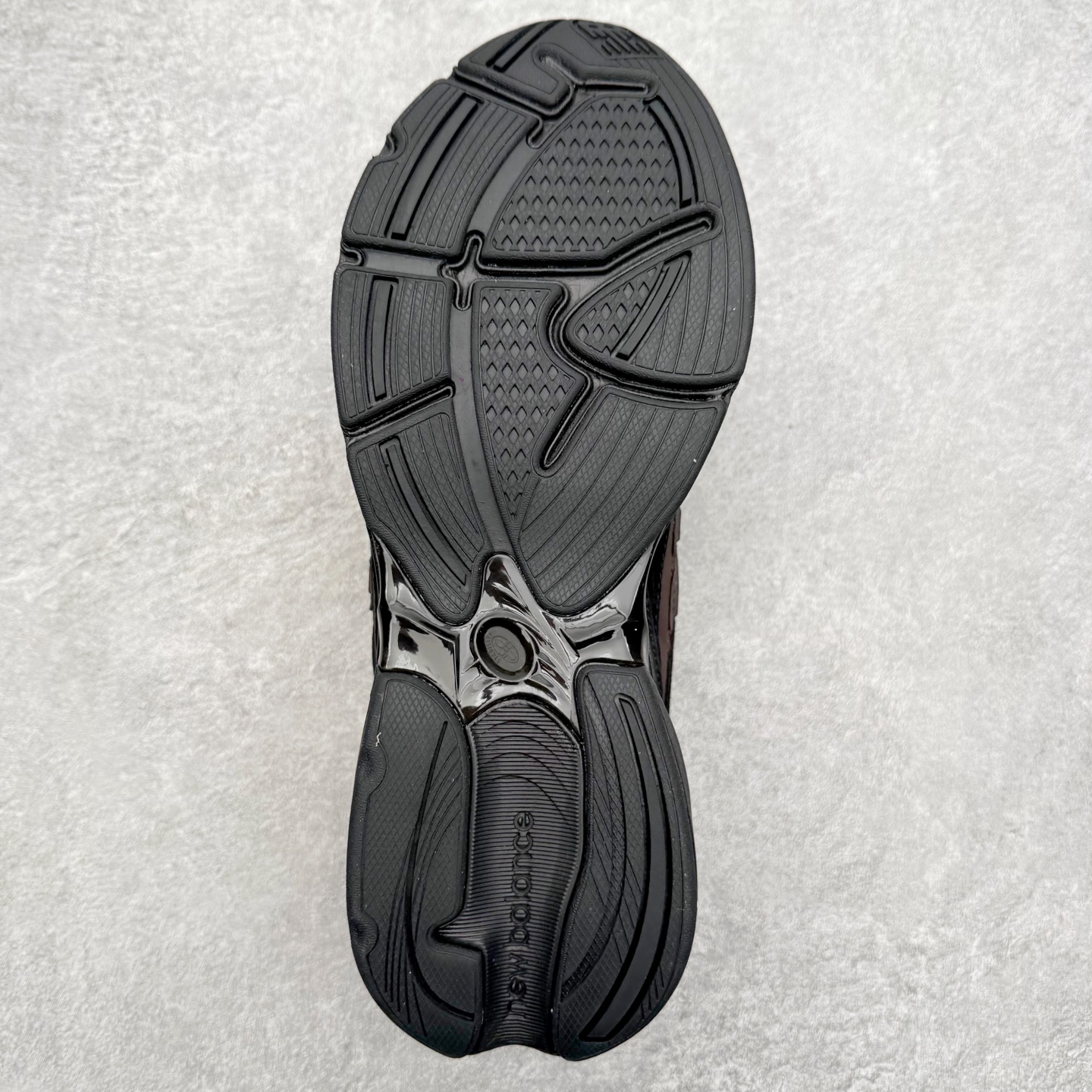 图片[9]-New Balance NB2010系列新百伦经典复古休闲运动板鞋 以ENCAP中底配以升级版 N-ERGY缓震物料 鞋面则采用特色的柔软麂皮搭以NewBalance经典的尼龙网布 低调中还原跑鞋本真 更年轻化的设计理念与材质 让新世代青年得以用全新视角体验经典鞋款的传奇魅力尺码：36 37 37.5 38 38.5 39.5 40 40.5 41.5 42 42.5 43 44 45-选品中心