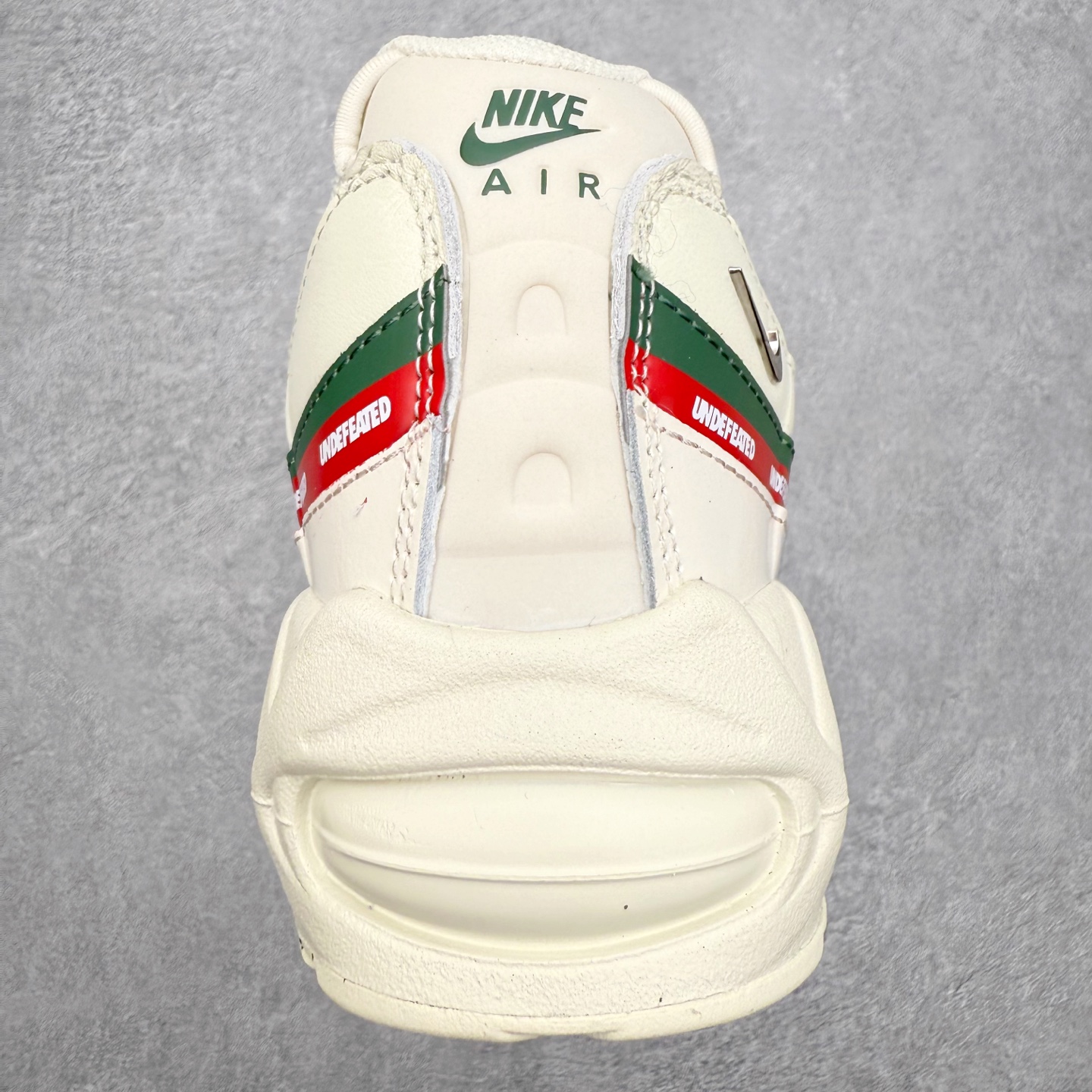 图片[8]-＃纯原 UNDEFEATED x NK Air Max 95 OG Big Bubble 舒适贴合跑步鞋 联名米白 IB4453-100 经典重温 外单专供大厂出品 品质稳定 一百余色 终端操作 鞋款设计灵感源于人体构造 中底设计基于人体的脊柱构造 是整体设计的核心 尼龙孔眼代表了肋骨 而分层式面板和网眼象征着肌肉纤维和肉体组织 Air Max 95采用了两个独立的吹塑成型的Air-Sole单元 并首次在前掌使用可视化气垫设计 Swoosh logo夜当作一个 点符号放在了鞋子的后帮位置 20年的发展让 AIR MAX 95有了不同的故事 20年后再度面向世人的时候 焕然一新的面貌 让人有了另外一种清新脱俗的感觉 尺码：36 36.5 37.5 38 38.5 39 40 40.5 41 42 42.5 43 44 44.5 45 46 47.5-选品中心