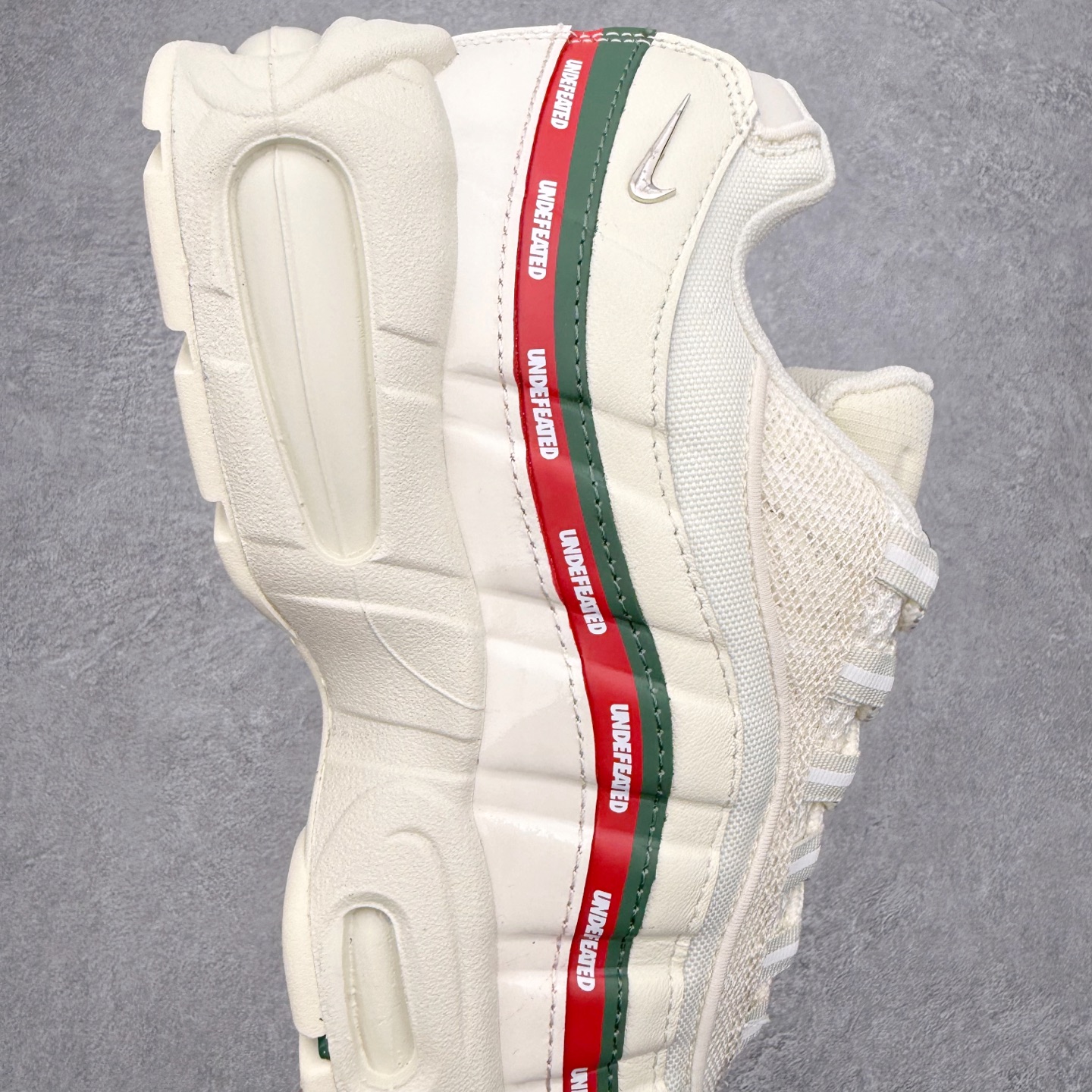 图片[6]-＃纯原 UNDEFEATED x NK Air Max 95 OG Big Bubble 舒适贴合跑步鞋 联名米白 IB4453-100 经典重温 外单专供大厂出品 品质稳定 一百余色 终端操作 鞋款设计灵感源于人体构造 中底设计基于人体的脊柱构造 是整体设计的核心 尼龙孔眼代表了肋骨 而分层式面板和网眼象征着肌肉纤维和肉体组织 Air Max 95采用了两个独立的吹塑成型的Air-Sole单元 并首次在前掌使用可视化气垫设计 Swoosh logo夜当作一个 点符号放在了鞋子的后帮位置 20年的发展让 AIR MAX 95有了不同的故事 20年后再度面向世人的时候 焕然一新的面貌 让人有了另外一种清新脱俗的感觉 尺码：36 36.5 37.5 38 38.5 39 40 40.5 41 42 42.5 43 44 44.5 45 46 47.5-选品中心