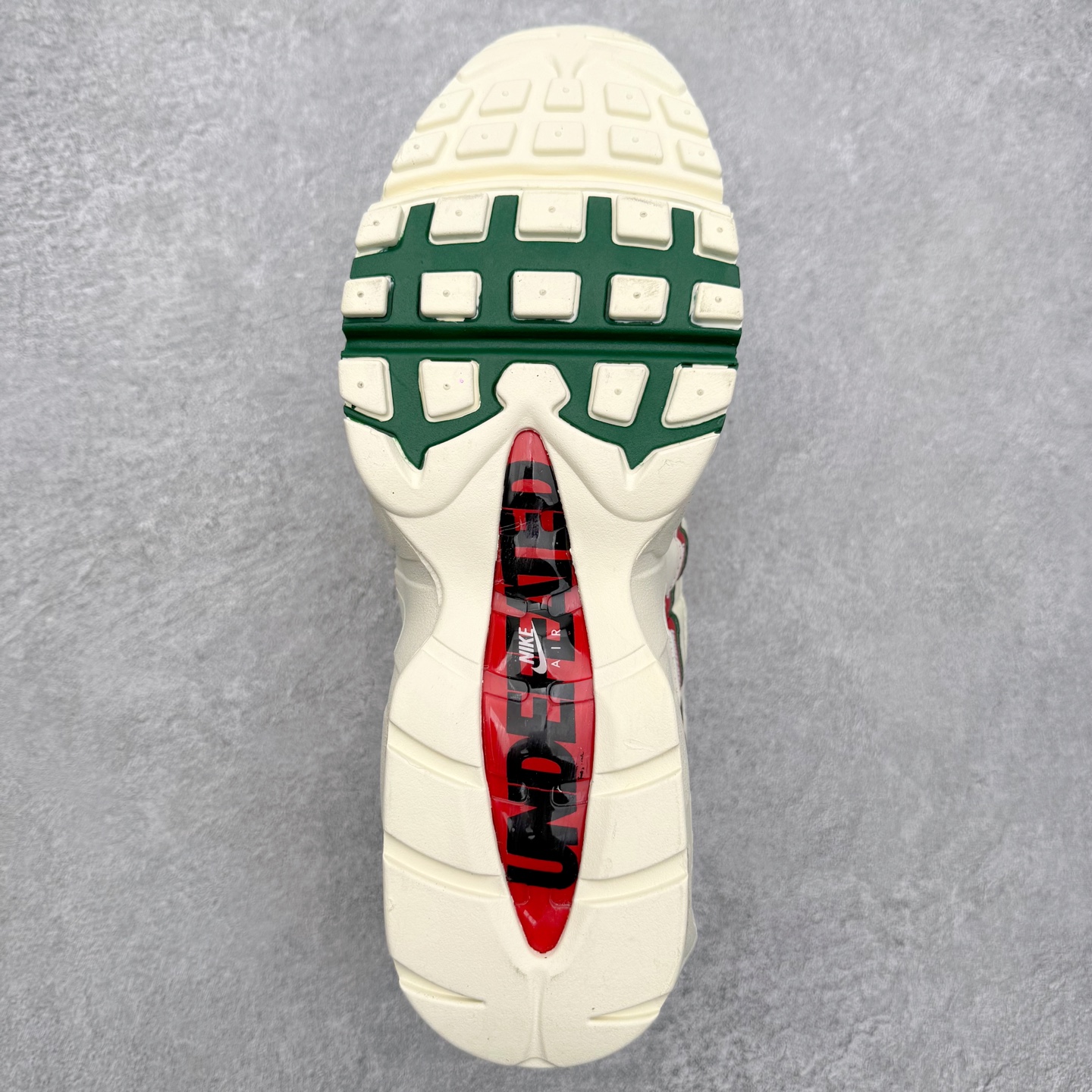 图片[9]-＃纯原 UNDEFEATED x NK Air Max 95 OG Big Bubble 舒适贴合跑步鞋 联名米白 IB4453-100 经典重温 外单专供大厂出品 品质稳定 一百余色 终端操作 鞋款设计灵感源于人体构造 中底设计基于人体的脊柱构造 是整体设计的核心 尼龙孔眼代表了肋骨 而分层式面板和网眼象征着肌肉纤维和肉体组织 Air Max 95采用了两个独立的吹塑成型的Air-Sole单元 并首次在前掌使用可视化气垫设计 Swoosh logo夜当作一个 点符号放在了鞋子的后帮位置 20年的发展让 AIR MAX 95有了不同的故事 20年后再度面向世人的时候 焕然一新的面貌 让人有了另外一种清新脱俗的感觉 尺码：36 36.5 37.5 38 38.5 39 40 40.5 41 42 42.5 43 44 44.5 45 46 47.5-选品中心