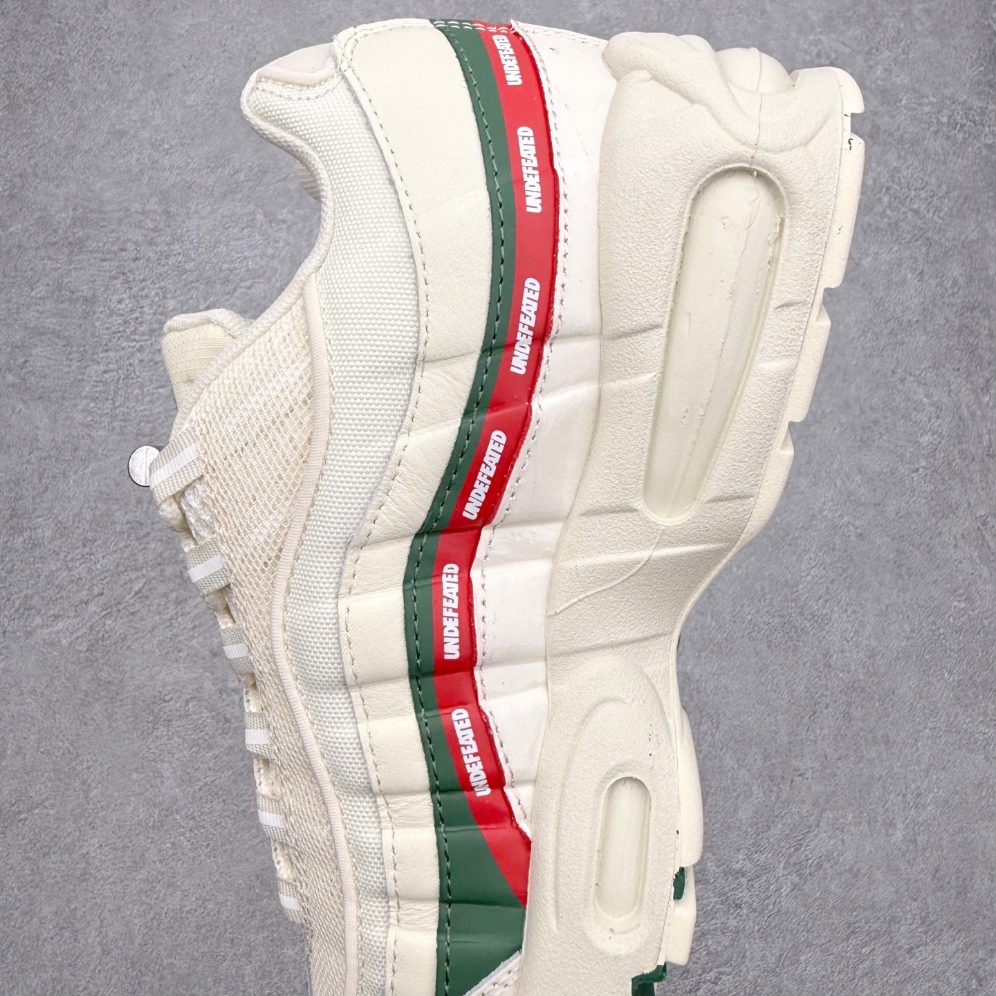 图片[7]-＃纯原 UNDEFEATED x NK Air Max 95 OG Big Bubble 舒适贴合跑步鞋 联名米白 IB4453-100 经典重温 外单专供大厂出品 品质稳定 一百余色 终端操作 鞋款设计灵感源于人体构造 中底设计基于人体的脊柱构造 是整体设计的核心 尼龙孔眼代表了肋骨 而分层式面板和网眼象征着肌肉纤维和肉体组织 Air Max 95采用了两个独立的吹塑成型的Air-Sole单元 并首次在前掌使用可视化气垫设计 Swoosh logo夜当作一个 点符号放在了鞋子的后帮位置 20年的发展让 AIR MAX 95有了不同的故事 20年后再度面向世人的时候 焕然一新的面貌 让人有了另外一种清新脱俗的感觉 尺码：36 36.5 37.5 38 38.5 39 40 40.5 41 42 42.5 43 44 44.5 45 46 47.5-选品中心