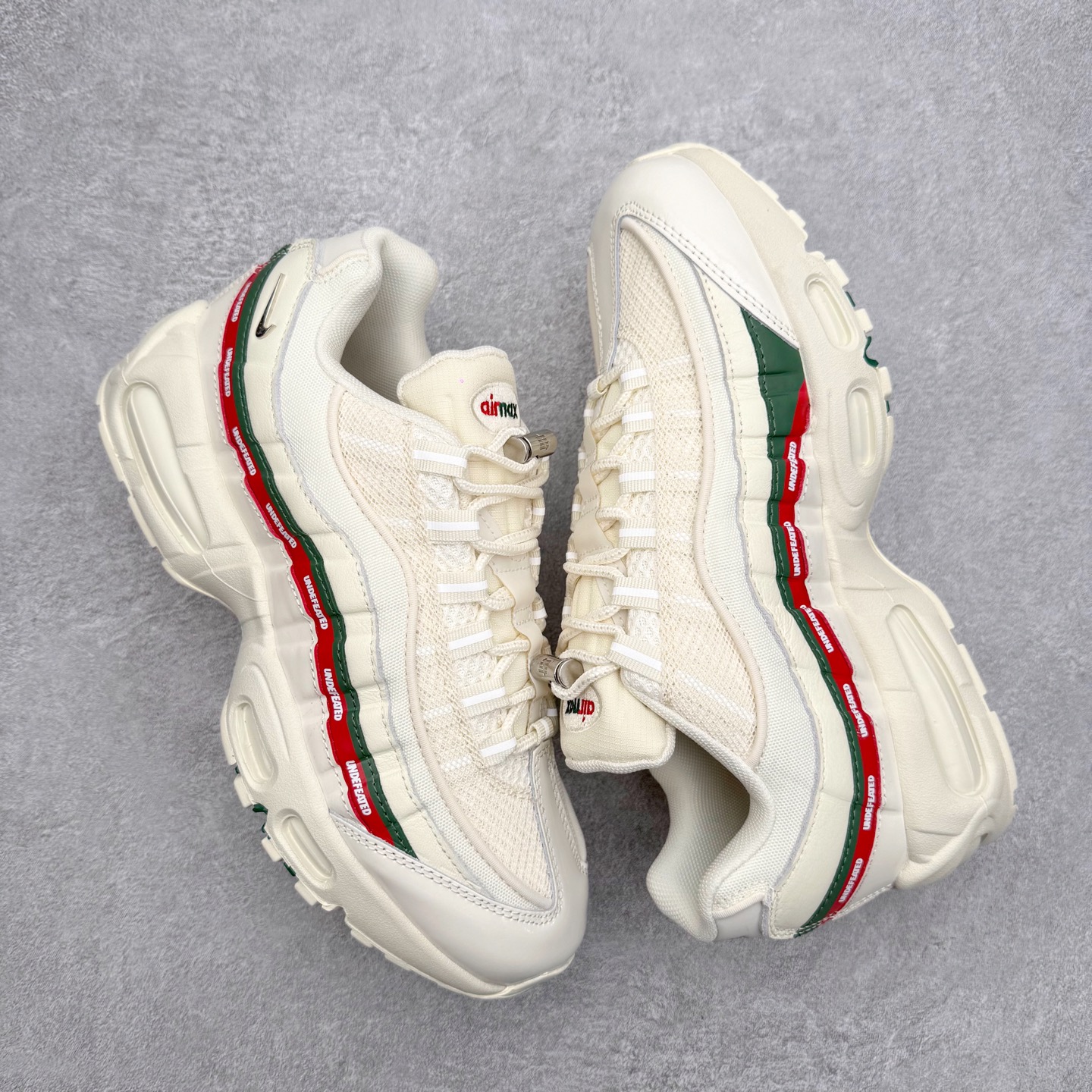 图片[3]-＃纯原 UNDEFEATED x NK Air Max 95 OG Big Bubble 舒适贴合跑步鞋 联名米白 IB4453-100 经典重温 外单专供大厂出品 品质稳定 一百余色 终端操作 鞋款设计灵感源于人体构造 中底设计基于人体的脊柱构造 是整体设计的核心 尼龙孔眼代表了肋骨 而分层式面板和网眼象征着肌肉纤维和肉体组织 Air Max 95采用了两个独立的吹塑成型的Air-Sole单元 并首次在前掌使用可视化气垫设计 Swoosh logo夜当作一个 点符号放在了鞋子的后帮位置 20年的发展让 AIR MAX 95有了不同的故事 20年后再度面向世人的时候 焕然一新的面貌 让人有了另外一种清新脱俗的感觉 尺码：36 36.5 37.5 38 38.5 39 40 40.5 41 42 42.5 43 44 44.5 45 46 47.5-选品中心
