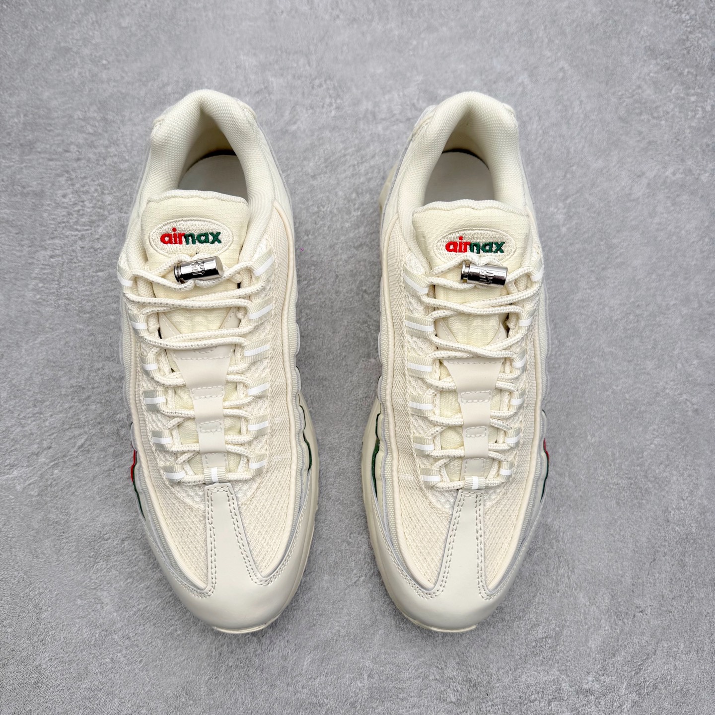 图片[2]-＃纯原 UNDEFEATED x NK Air Max 95 OG Big Bubble 舒适贴合跑步鞋 联名米白 IB4453-100 经典重温 外单专供大厂出品 品质稳定 一百余色 终端操作 鞋款设计灵感源于人体构造 中底设计基于人体的脊柱构造 是整体设计的核心 尼龙孔眼代表了肋骨 而分层式面板和网眼象征着肌肉纤维和肉体组织 Air Max 95采用了两个独立的吹塑成型的Air-Sole单元 并首次在前掌使用可视化气垫设计 Swoosh logo夜当作一个 点符号放在了鞋子的后帮位置 20年的发展让 AIR MAX 95有了不同的故事 20年后再度面向世人的时候 焕然一新的面貌 让人有了另外一种清新脱俗的感觉 尺码：36 36.5 37.5 38 38.5 39 40 40.5 41 42 42.5 43 44 44.5 45 46 47.5-选品中心