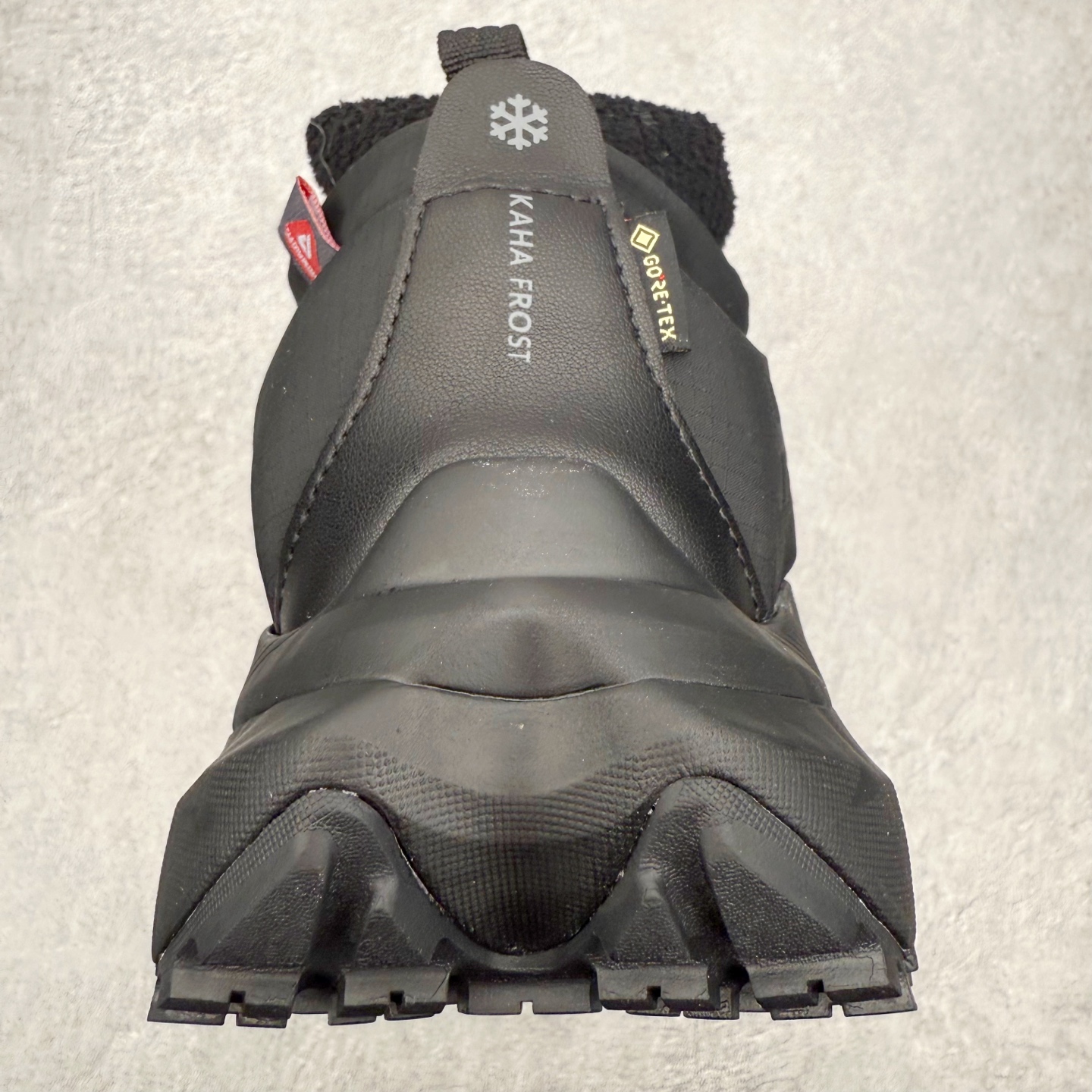 图片[8]-HOKA ONE ONE Kaha 2 Frost Moc GTX 舒适耐用 防滑保暖 高帮 徒步鞋 HOKA ONE ONE是来自美国的跑步鞋知名品牌，创立于2009年，始终致力于为所有跑者提供更新、更好的跑步装备。相比常规跑鞋，HOKA ONE ONE特别研发使用性能独特的几何形跑鞋中底，此种鞋底更厚、更高、回弹性也更好，除了卓越的缓冲性能，它还能內各种阶段的跑者带来更具动感、更加稳定的跑步体验。HOKAONE ONE从设计之初就清楚意识到，要保证跑者步幅的均匀一致，双脚自然而然的运动至关重要。尺码：36 36.5 37.5 38 38.5 39 40 40.5 41 42 42.5 43 44 44.5 45-选品中心