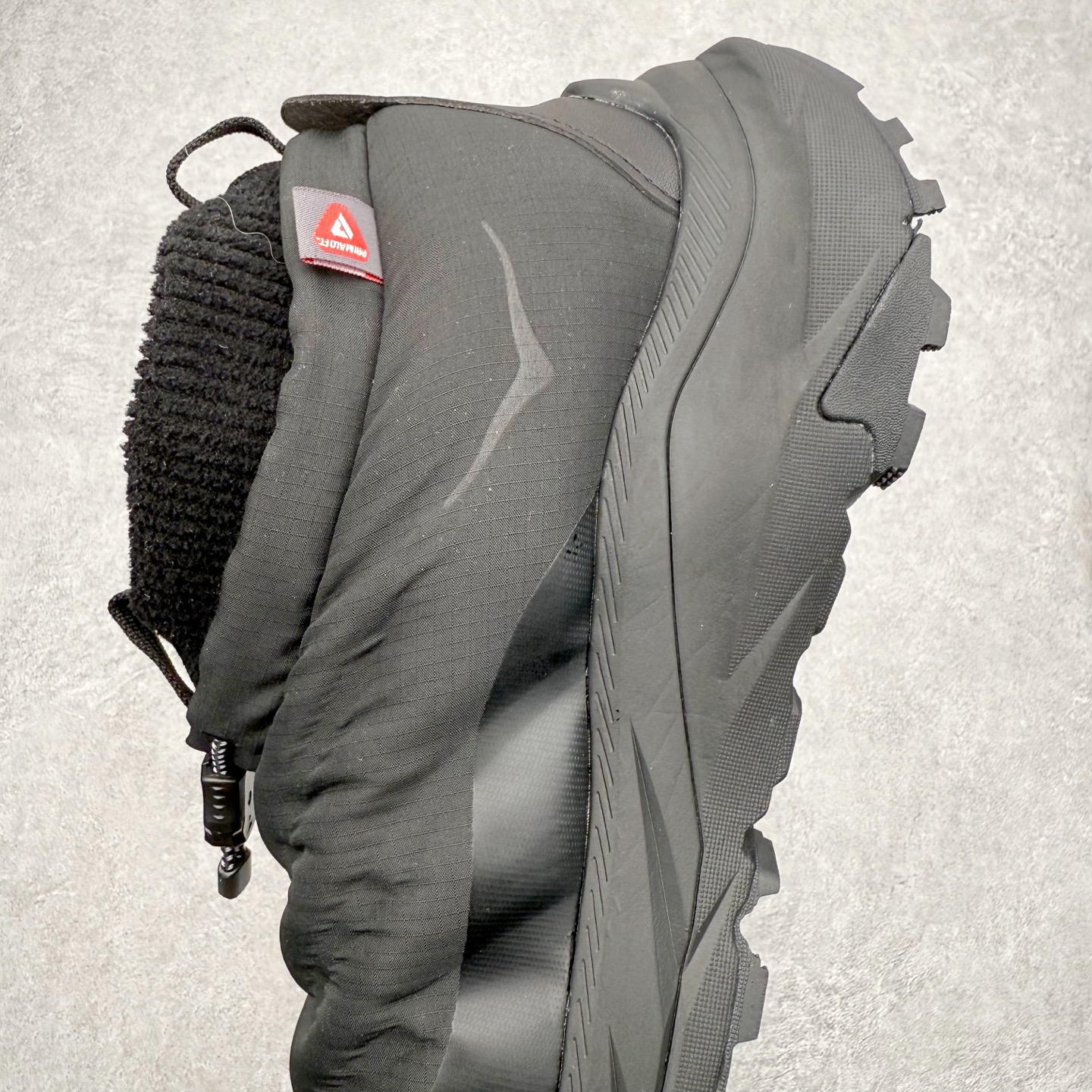 图片[7]-HOKA ONE ONE Kaha 2 Frost Moc GTX 舒适耐用 防滑保暖 高帮 徒步鞋 HOKA ONE ONE是来自美国的跑步鞋知名品牌，创立于2009年，始终致力于为所有跑者提供更新、更好的跑步装备。相比常规跑鞋，HOKA ONE ONE特别研发使用性能独特的几何形跑鞋中底，此种鞋底更厚、更高、回弹性也更好，除了卓越的缓冲性能，它还能內各种阶段的跑者带来更具动感、更加稳定的跑步体验。HOKAONE ONE从设计之初就清楚意识到，要保证跑者步幅的均匀一致，双脚自然而然的运动至关重要。尺码：36 36.5 37.5 38 38.5 39 40 40.5 41 42 42.5 43 44 44.5 45-选品中心