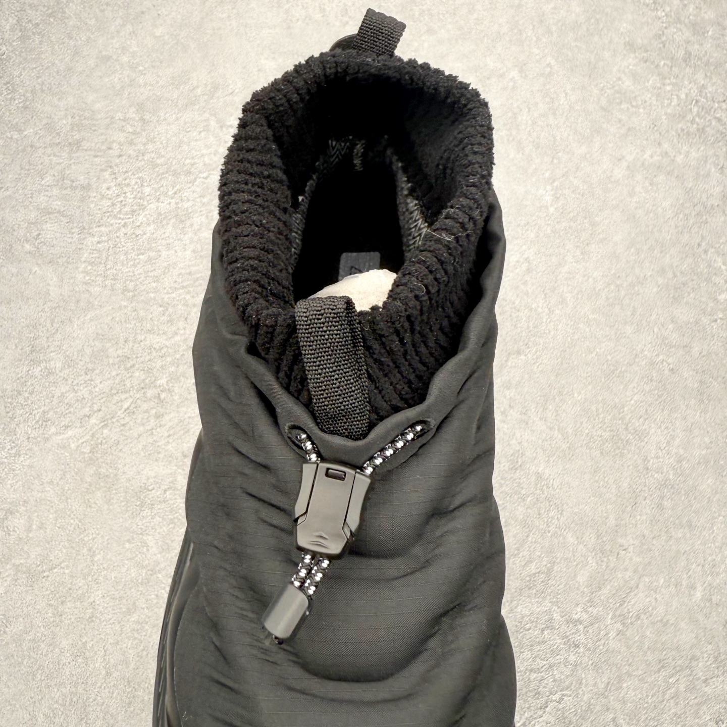 图片[5]-HOKA ONE ONE Kaha 2 Frost Moc GTX 舒适耐用 防滑保暖 高帮 徒步鞋 HOKA ONE ONE是来自美国的跑步鞋知名品牌，创立于2009年，始终致力于为所有跑者提供更新、更好的跑步装备。相比常规跑鞋，HOKA ONE ONE特别研发使用性能独特的几何形跑鞋中底，此种鞋底更厚、更高、回弹性也更好，除了卓越的缓冲性能，它还能內各种阶段的跑者带来更具动感、更加稳定的跑步体验。HOKAONE ONE从设计之初就清楚意识到，要保证跑者步幅的均匀一致，双脚自然而然的运动至关重要。尺码：36 36.5 37.5 38 38.5 39 40 40.5 41 42 42.5 43 44 44.5 45-选品中心