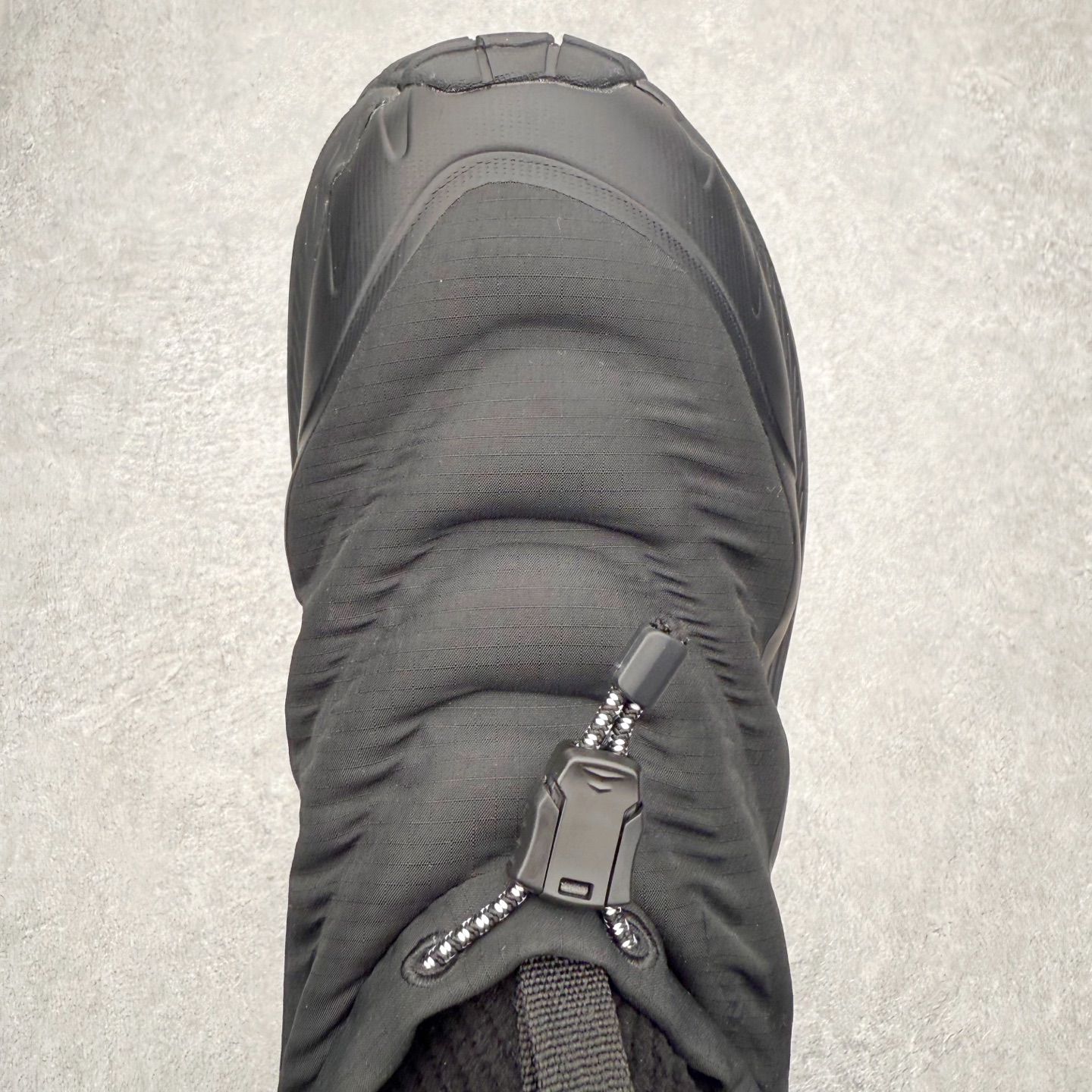 图片[4]-HOKA ONE ONE Kaha 2 Frost Moc GTX 舒适耐用 防滑保暖 高帮 徒步鞋 HOKA ONE ONE是来自美国的跑步鞋知名品牌，创立于2009年，始终致力于为所有跑者提供更新、更好的跑步装备。相比常规跑鞋，HOKA ONE ONE特别研发使用性能独特的几何形跑鞋中底，此种鞋底更厚、更高、回弹性也更好，除了卓越的缓冲性能，它还能內各种阶段的跑者带来更具动感、更加稳定的跑步体验。HOKAONE ONE从设计之初就清楚意识到，要保证跑者步幅的均匀一致，双脚自然而然的运动至关重要。尺码：36 36.5 37.5 38 38.5 39 40 40.5 41 42 42.5 43 44 44.5 45-选品中心