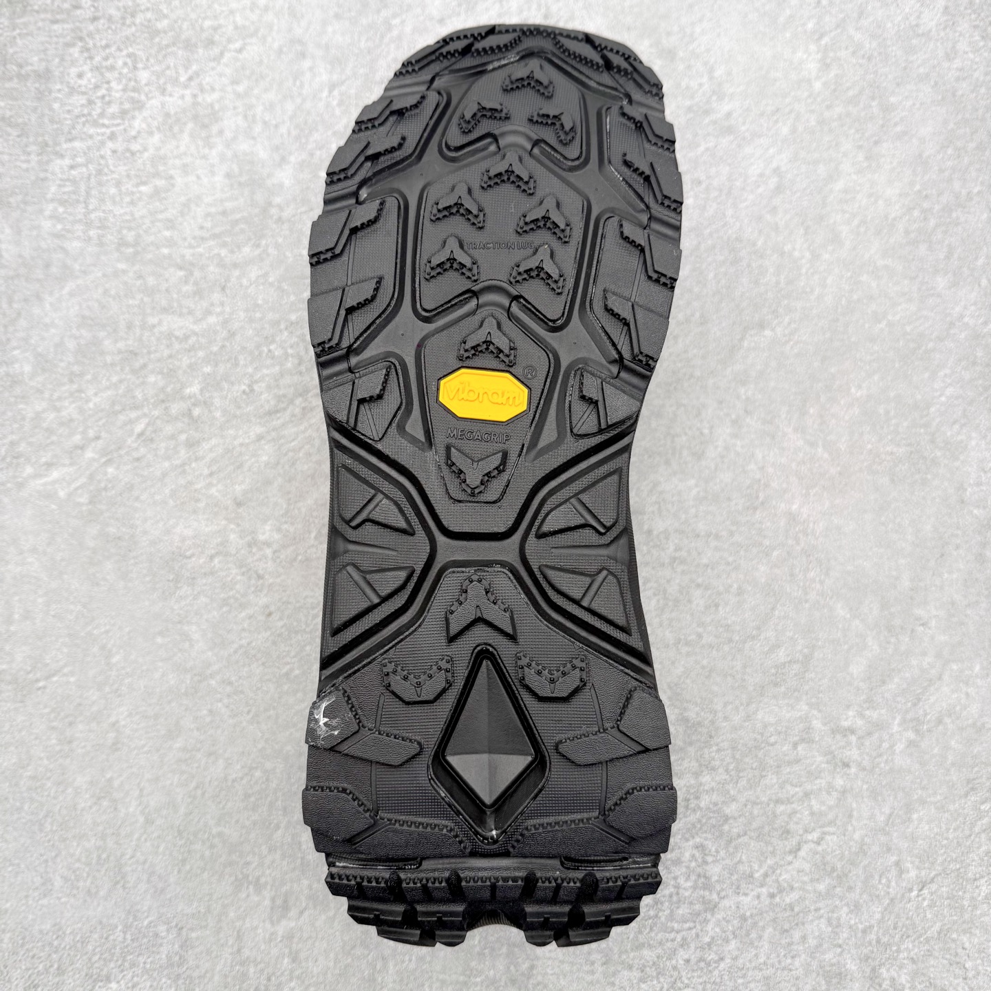 图片[9]-HOKA ONE ONE Kaha 2 Frost Moc GTX 舒适耐用 防滑保暖 高帮 徒步鞋 HOKA ONE ONE是来自美国的跑步鞋知名品牌，创立于2009年，始终致力于为所有跑者提供更新、更好的跑步装备。相比常规跑鞋，HOKA ONE ONE特别研发使用性能独特的几何形跑鞋中底，此种鞋底更厚、更高、回弹性也更好，除了卓越的缓冲性能，它还能內各种阶段的跑者带来更具动感、更加稳定的跑步体验。HOKAONE ONE从设计之初就清楚意识到，要保证跑者步幅的均匀一致，双脚自然而然的运动至关重要。尺码：36 36.5 37.5 38 38.5 39 40 40.5 41 42 42.5 43 44 44.5 45-选品中心