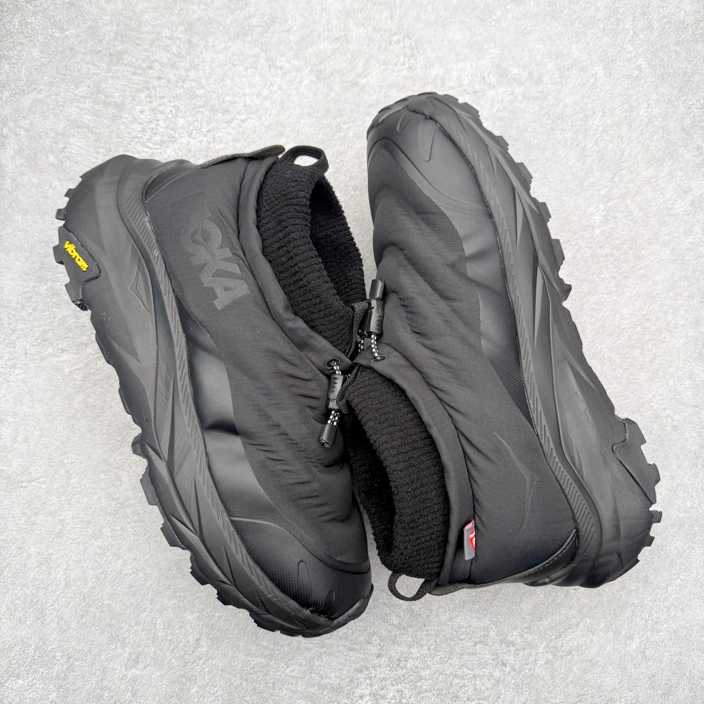 图片[3]-HOKA ONE ONE Kaha 2 Frost Moc GTX 舒适耐用 防滑保暖 高帮 徒步鞋 HOKA ONE ONE是来自美国的跑步鞋知名品牌，创立于2009年，始终致力于为所有跑者提供更新、更好的跑步装备。相比常规跑鞋，HOKA ONE ONE特别研发使用性能独特的几何形跑鞋中底，此种鞋底更厚、更高、回弹性也更好，除了卓越的缓冲性能，它还能內各种阶段的跑者带来更具动感、更加稳定的跑步体验。HOKAONE ONE从设计之初就清楚意识到，要保证跑者步幅的均匀一致，双脚自然而然的运动至关重要。尺码：36 36.5 37.5 38 38.5 39 40 40.5 41 42 42.5 43 44 44.5 45-选品中心