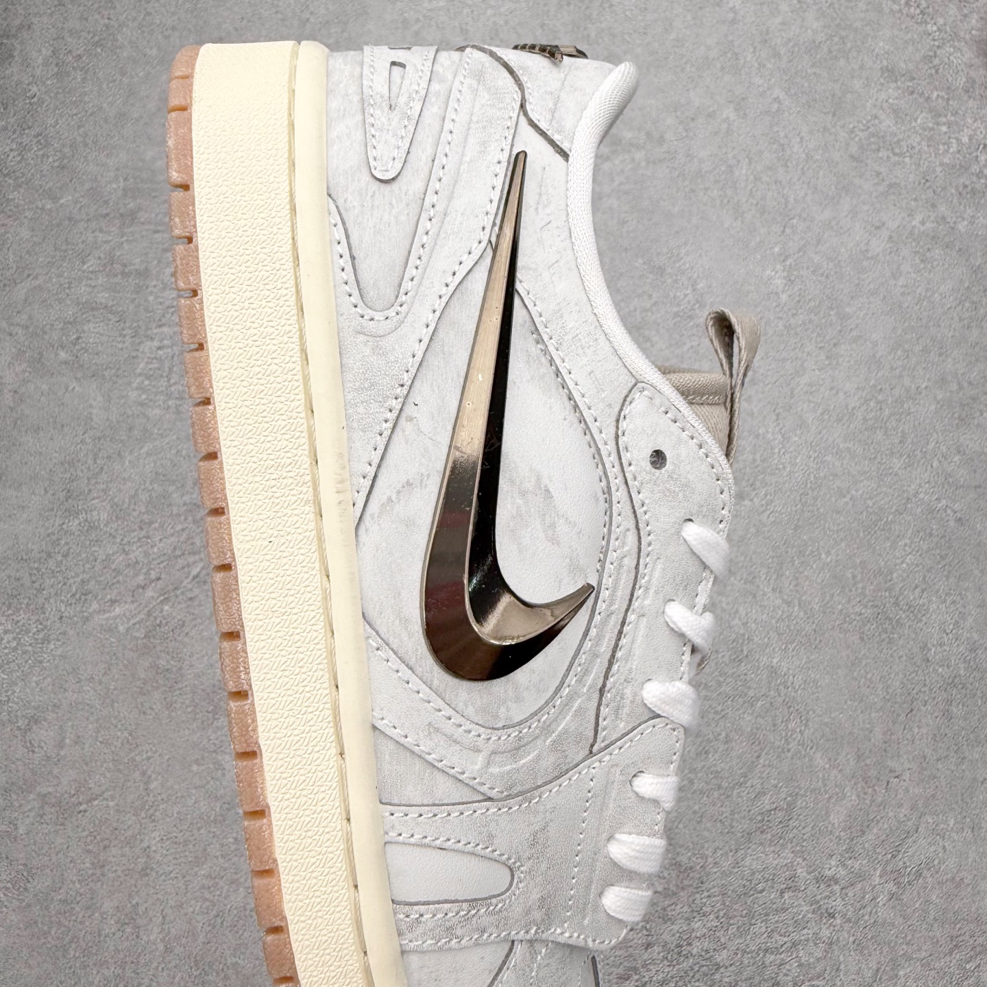 图片[6]-＃K版 Air Jordan AJ1 Low 低帮 IM6662-181 全新流水线出品 DT版本唯一平替选择 市场第二梯队最强版 全部原鞋开发 原楦原纸板开发 全鞋电脑针车 原厂内置全掌气垫 原盒内在原标 唯一Zp原版鞋带绑法 免检产品 全新2022版型 全头层皮料 完美零毛边处理 原厂配置全掌气垫 价格定位良心 几十个配色陆续出货 实拍调校N版已经零色差零失真 百分百还原实物色彩所见即所得 不存在货不对板色差等低级问题 选购参考实物拍摄 不混卖不参货 只用心做好货严格选品 承诺混一赔十 尺码：36 36.5 37.5 38 38.5 39 40 40.5 41 42 42.5 43 44 44.5 45-选品中心