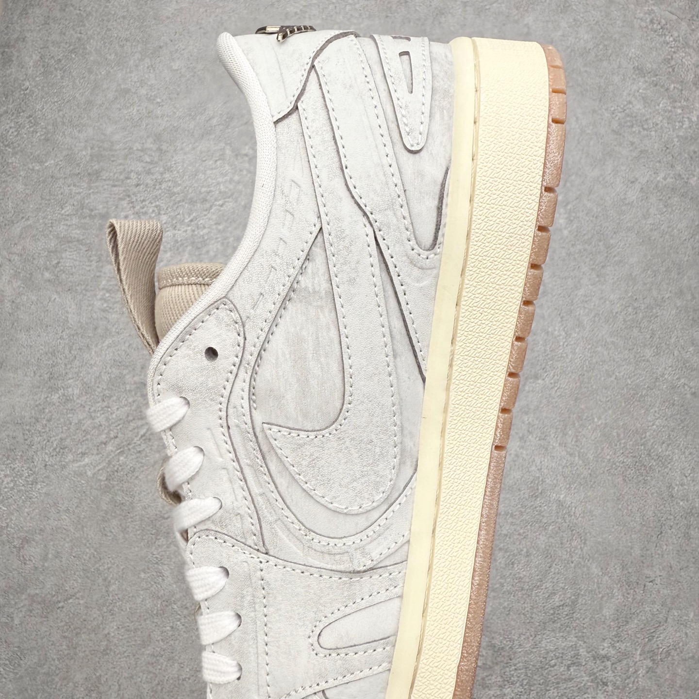 图片[7]-＃K版 Air Jordan AJ1 Low 低帮 IM6662-181 全新流水线出品 DT版本唯一平替选择 市场第二梯队最强版 全部原鞋开发 原楦原纸板开发 全鞋电脑针车 原厂内置全掌气垫 原盒内在原标 唯一Zp原版鞋带绑法 免检产品 全新2022版型 全头层皮料 完美零毛边处理 原厂配置全掌气垫 价格定位良心 几十个配色陆续出货 实拍调校N版已经零色差零失真 百分百还原实物色彩所见即所得 不存在货不对板色差等低级问题 选购参考实物拍摄 不混卖不参货 只用心做好货严格选品 承诺混一赔十 尺码：36 36.5 37.5 38 38.5 39 40 40.5 41 42 42.5 43 44 44.5 45-选品中心