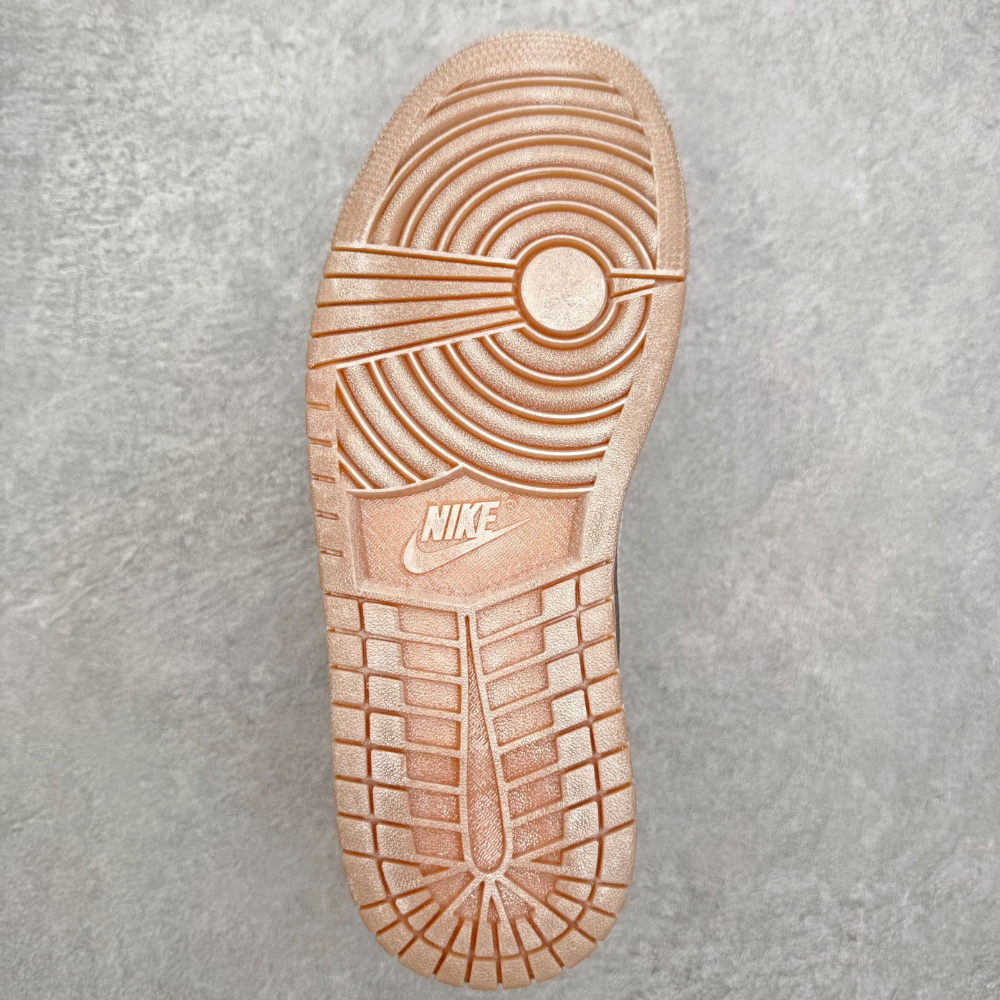 图片[9]-＃K版 Air Jordan AJ1 Low 低帮 IM6662-181 全新流水线出品 DT版本唯一平替选择 市场第二梯队最强版 全部原鞋开发 原楦原纸板开发 全鞋电脑针车 原厂内置全掌气垫 原盒内在原标 唯一Zp原版鞋带绑法 免检产品 全新2022版型 全头层皮料 完美零毛边处理 原厂配置全掌气垫 价格定位良心 几十个配色陆续出货 实拍调校N版已经零色差零失真 百分百还原实物色彩所见即所得 不存在货不对板色差等低级问题 选购参考实物拍摄 不混卖不参货 只用心做好货严格选品 承诺混一赔十 尺码：36 36.5 37.5 38 38.5 39 40 40.5 41 42 42.5 43 44 44.5 45-选品中心