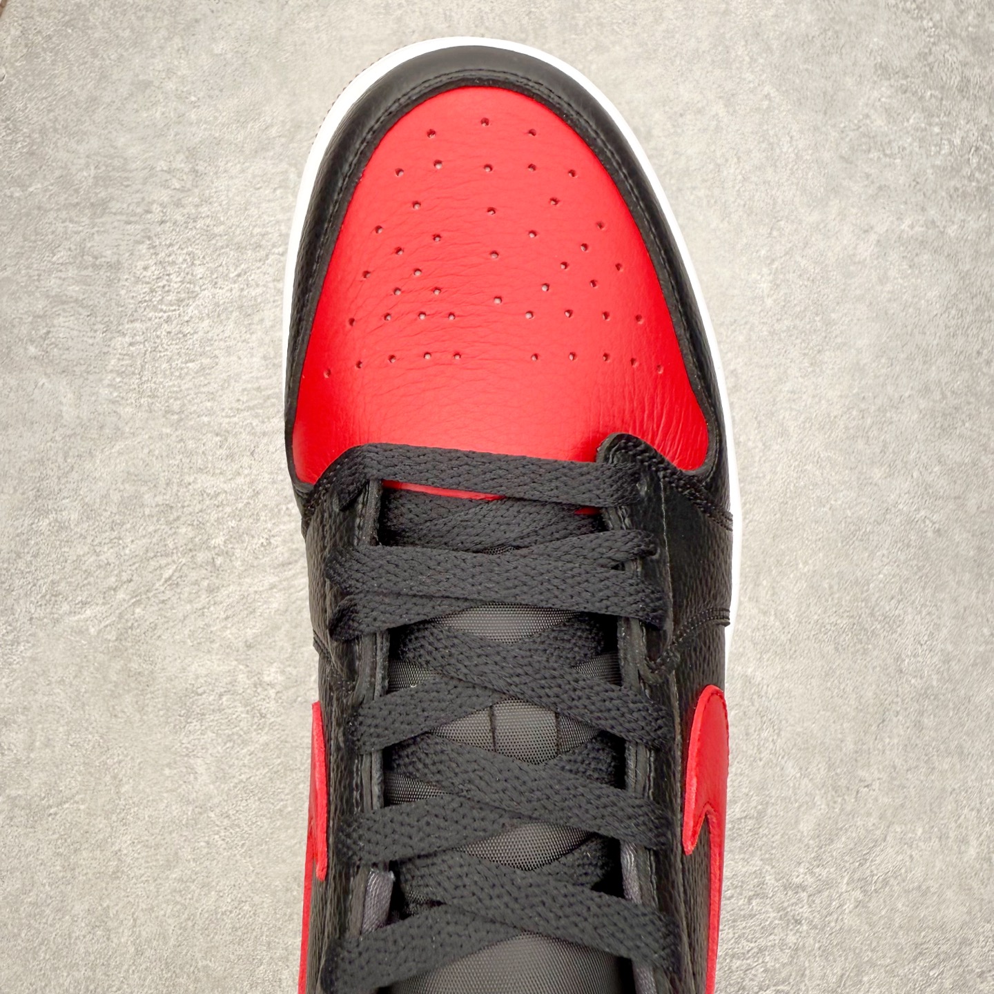 图片[4]-＃K版 Air Jordan AJ1 Low 低帮 IW6076-001全新流水线出品 DT版本唯一平替选择 市场第二梯队最强版 全部原鞋开发 原楦原纸板开发 全鞋电脑针车 原厂内置全掌气垫 原盒内在原标 唯一Zp原版鞋带绑法 免检产品 全新2022版型 全头层皮料 完美零毛边处理 原厂配置全掌气垫 价格定位良心 几十个配色陆续出货 实拍调校N版已经零色差零失真 百分百还原实物色彩所见即所得 不存在货不对板色差等低级问题 选购参考实物拍摄 不混卖不参货 只用心做好货严格选品 承诺混一赔十 尺码：36 36.5 37.5 38 38.5 39 40 40.5 41 42 42.5 43 44 44.5 45-选品中心
