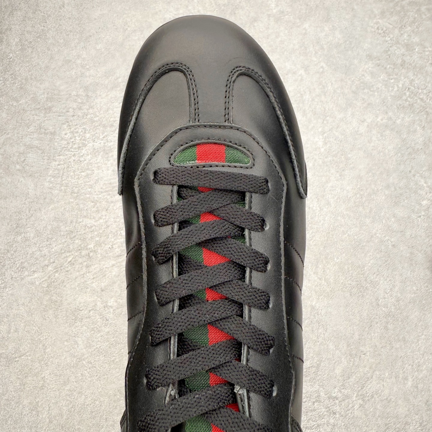 图片[4]-Gucci ss25 new arrival~ 情侣款gucci Shift系列全新上市 轻盈设计焕新诠释运动风尚。利落廓形更添自在本色， 行动间彰显精致质感。织带细节宛如一道延绵不绝的饰 带贯穿于整个设计，侧边缝线细节增添点睛之笔~ 水洗效果牛皮鞋面双色Tpu大底 尺码：36-45-选品中心