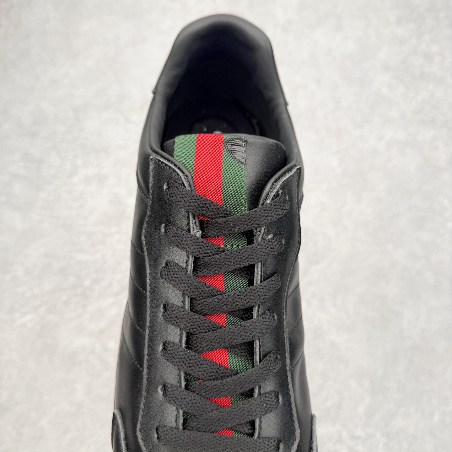 图片[5]-Gucci ss25 new arrival~ 情侣款gucci Shift系列全新上市 轻盈设计焕新诠释运动风尚。利落廓形更添自在本色， 行动间彰显精致质感。织带细节宛如一道延绵不绝的饰 带贯穿于整个设计，侧边缝线细节增添点睛之笔~ 水洗效果牛皮鞋面双色Tpu大底 尺码：36-45-选品中心