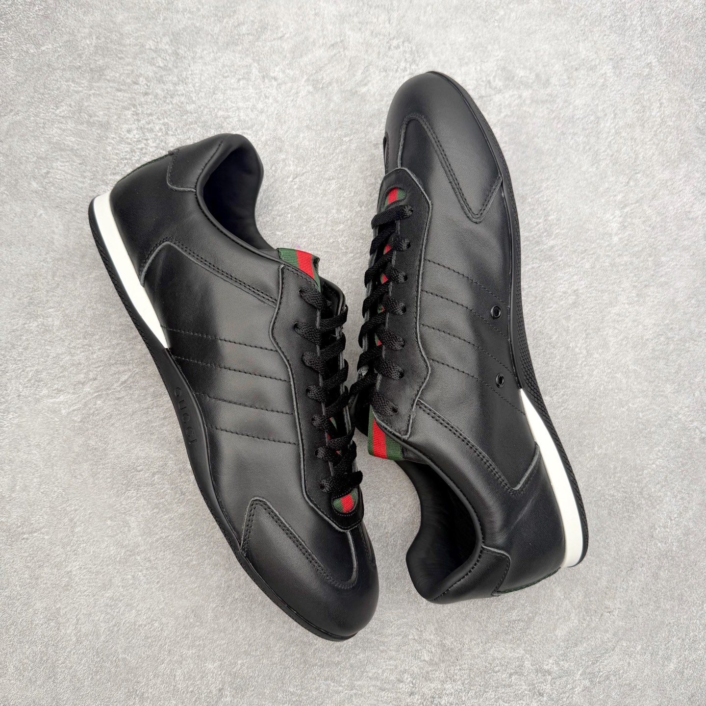 图片[3]-Gucci ss25 new arrival~ 情侣款gucci Shift系列全新上市 轻盈设计焕新诠释运动风尚。利落廓形更添自在本色， 行动间彰显精致质感。织带细节宛如一道延绵不绝的饰 带贯穿于整个设计，侧边缝线细节增添点睛之笔~ 水洗效果牛皮鞋面双色Tpu大底 尺码：36-45-选品中心