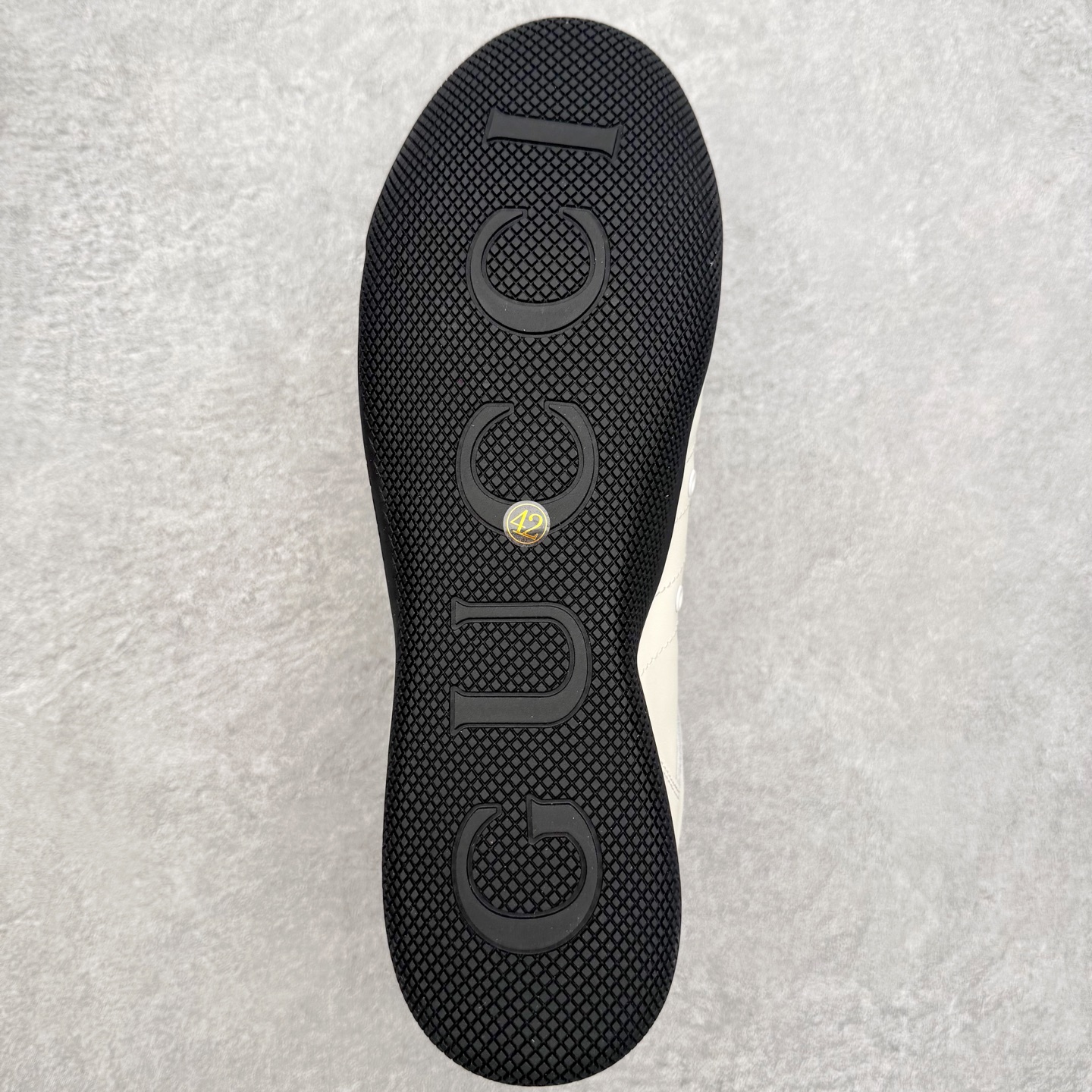 图片[9]-Gucci ss25 new arrival~ 情侣款gucci Shift系列全新上市 轻盈设计焕新诠释运动风尚。利落廓形更添自在本色， 行动间彰显精致质感。织带细节宛如一道延绵不绝的饰 带贯穿于整个设计，侧边缝线细节增添点睛之笔~ 水洗效果牛皮鞋面双色Tpu大底 尺码：36-45-选品中心