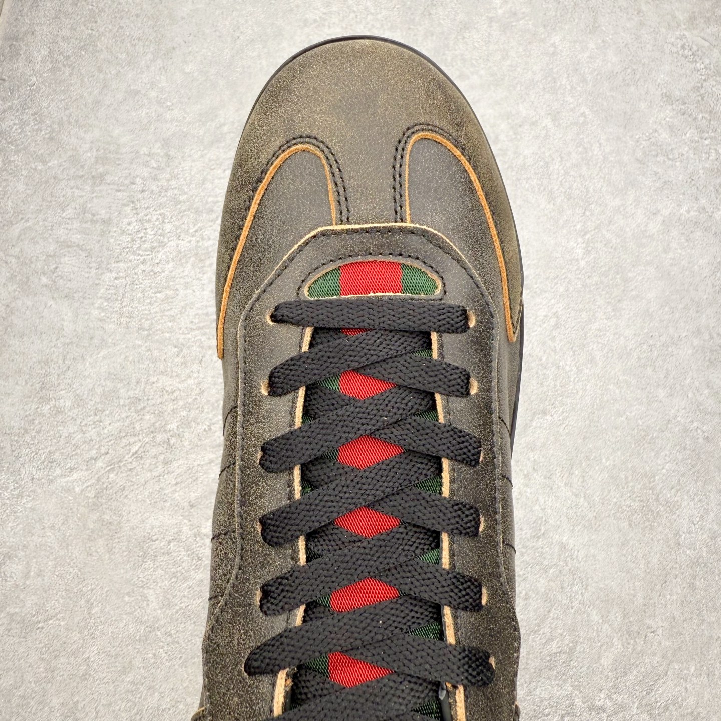 图片[4]-Gucci ss25 new arrival~ 情侣款gucci Shift系列全新上市 轻盈设计焕新诠释运动风尚。利落廓形更添自在本色， 行动间彰显精致质感。织带细节宛如一道延绵不绝的饰 带贯穿于整个设计，侧边缝线细节增添点睛之笔~ 水洗效果牛皮鞋面双色Tpu大底 尺码：36-45-选品中心