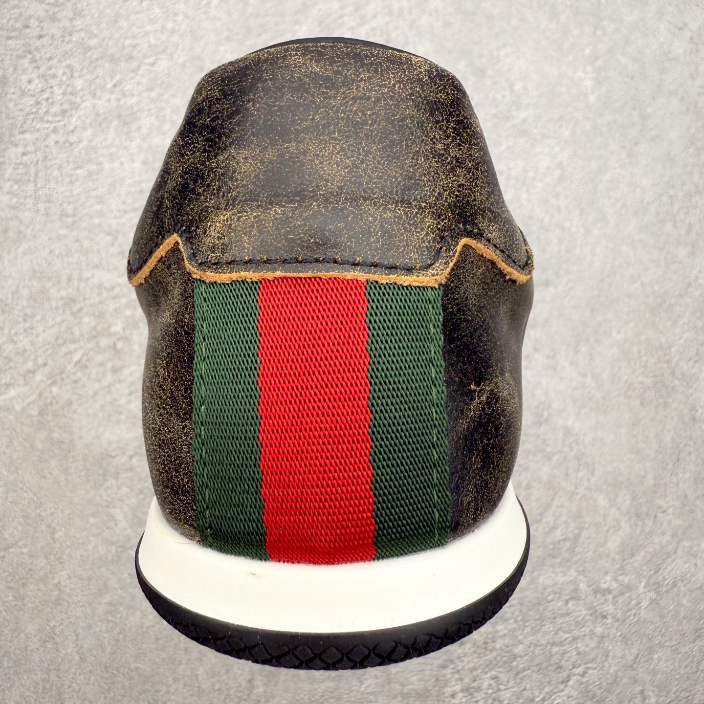 图片[8]-Gucci ss25 new arrival~ 情侣款gucci Shift系列全新上市 轻盈设计焕新诠释运动风尚。利落廓形更添自在本色， 行动间彰显精致质感。织带细节宛如一道延绵不绝的饰 带贯穿于整个设计，侧边缝线细节增添点睛之笔~ 水洗效果牛皮鞋面双色Tpu大底 尺码：36-45-选品中心